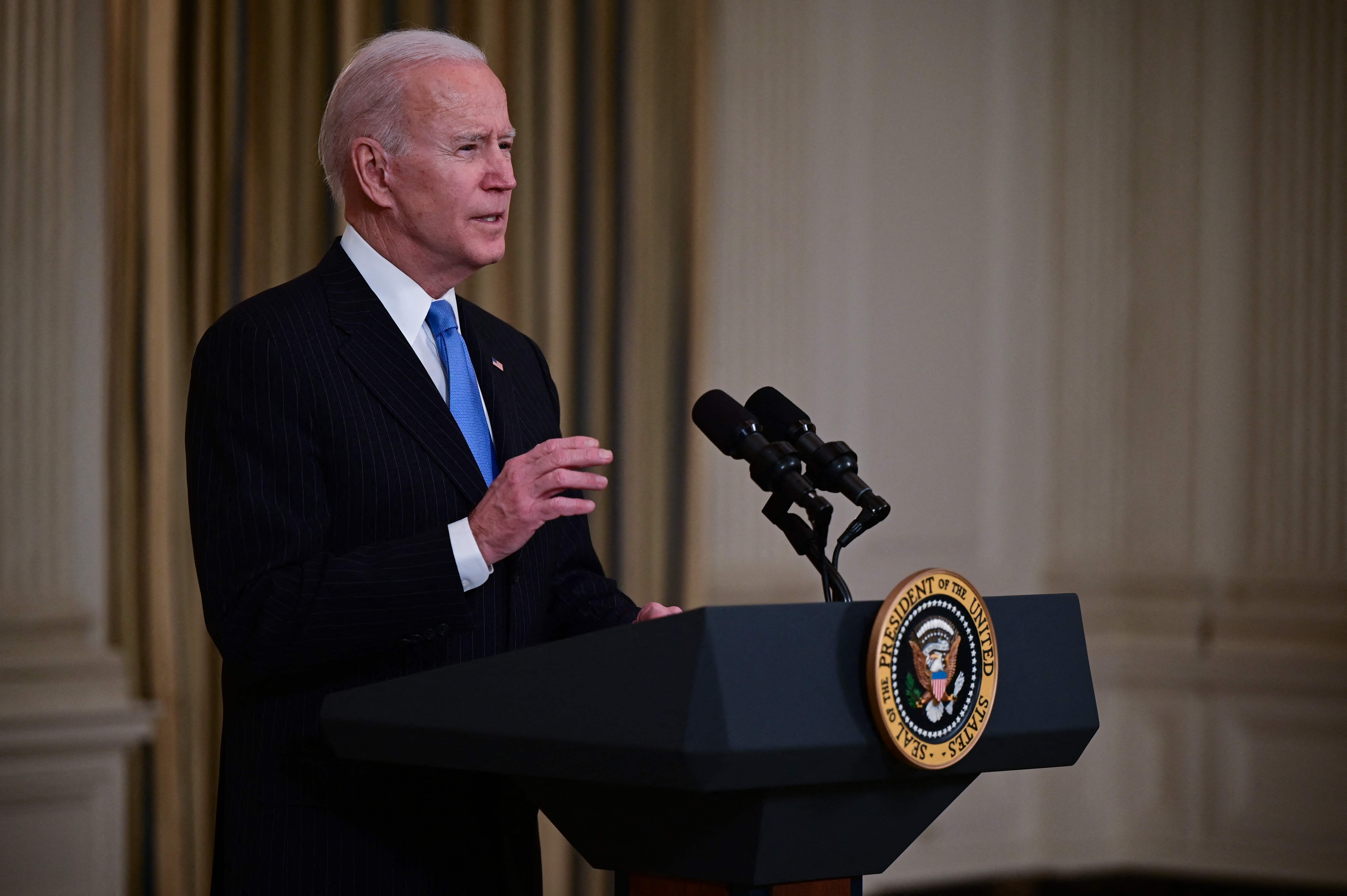 Presiden AS Joe Biden menyampaikan pidato tentang penanganan Covid-19 di Gedung Putih, Washington DC, AS, Selasa (2/3).  