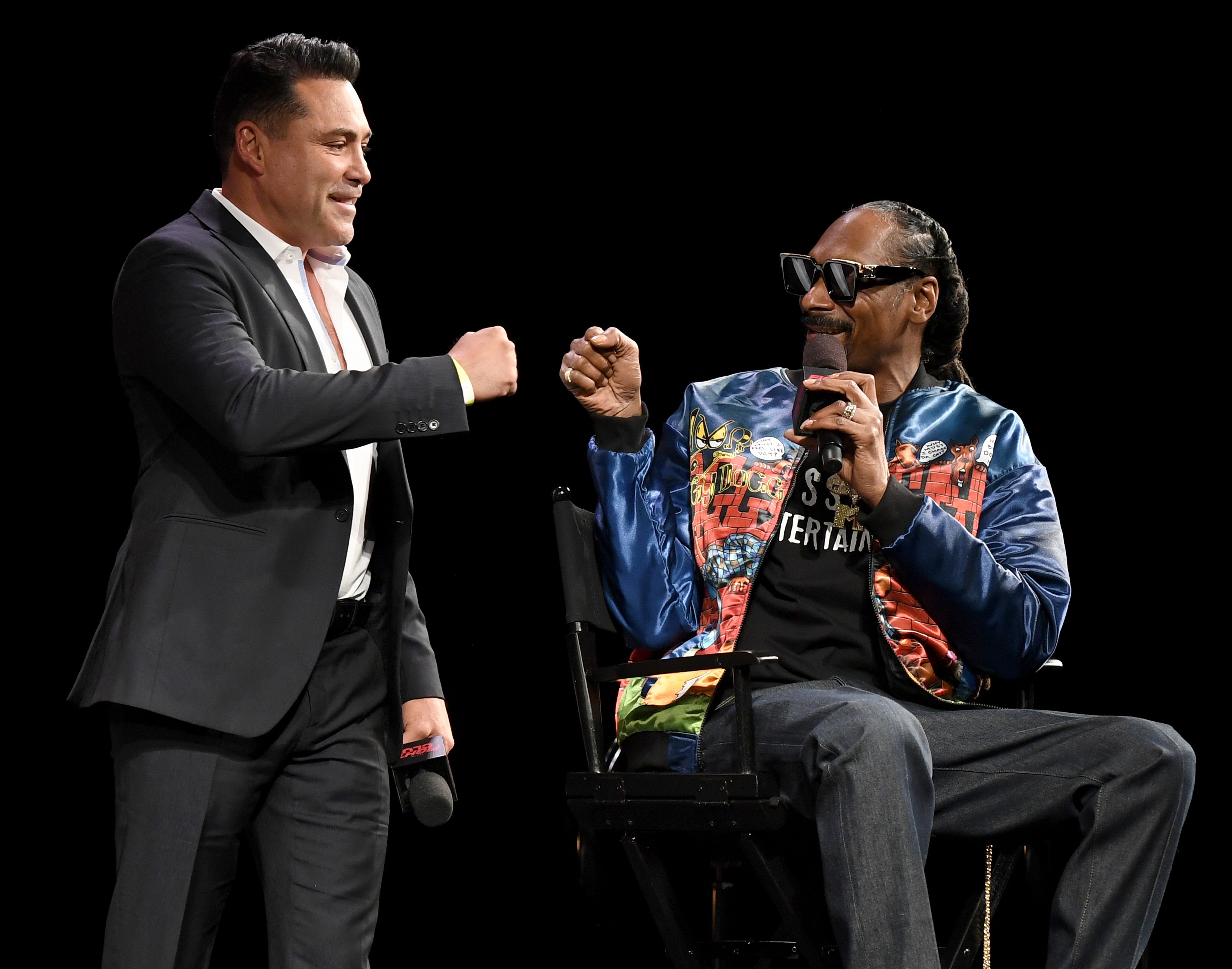Oscar De La Hoya (kiri) saat tampil  di acara Triller Fight Club bersama rapper Snoop Dogg di The Venetian Las Vegas , AS, Jumat (26/3/2021)