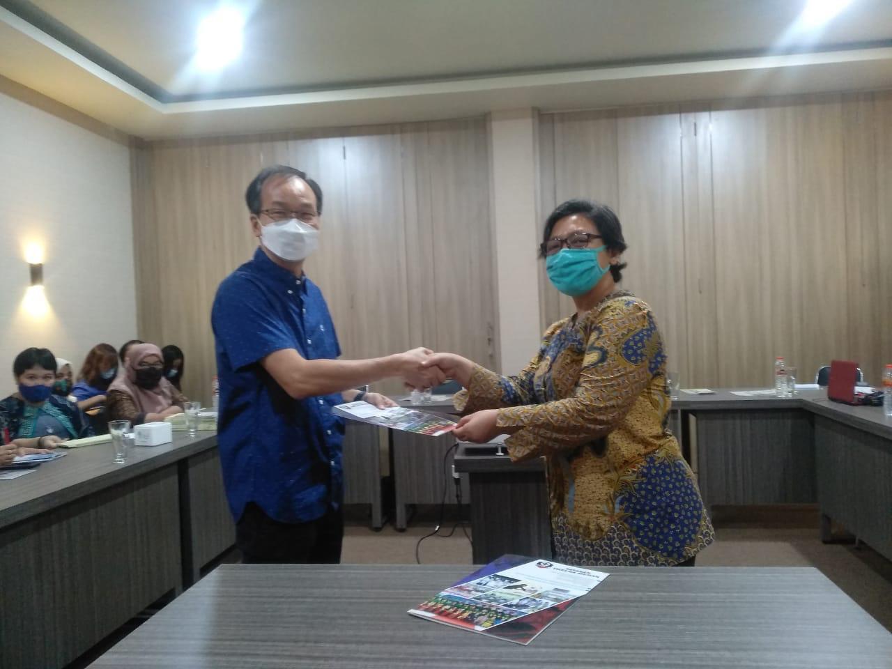 Direktur PT MMP, Sutristo (kiri) dan Rektor UIM, DR dr Imelda Liana Ritonga  seusai menandatangani perjanjian kerja sama.