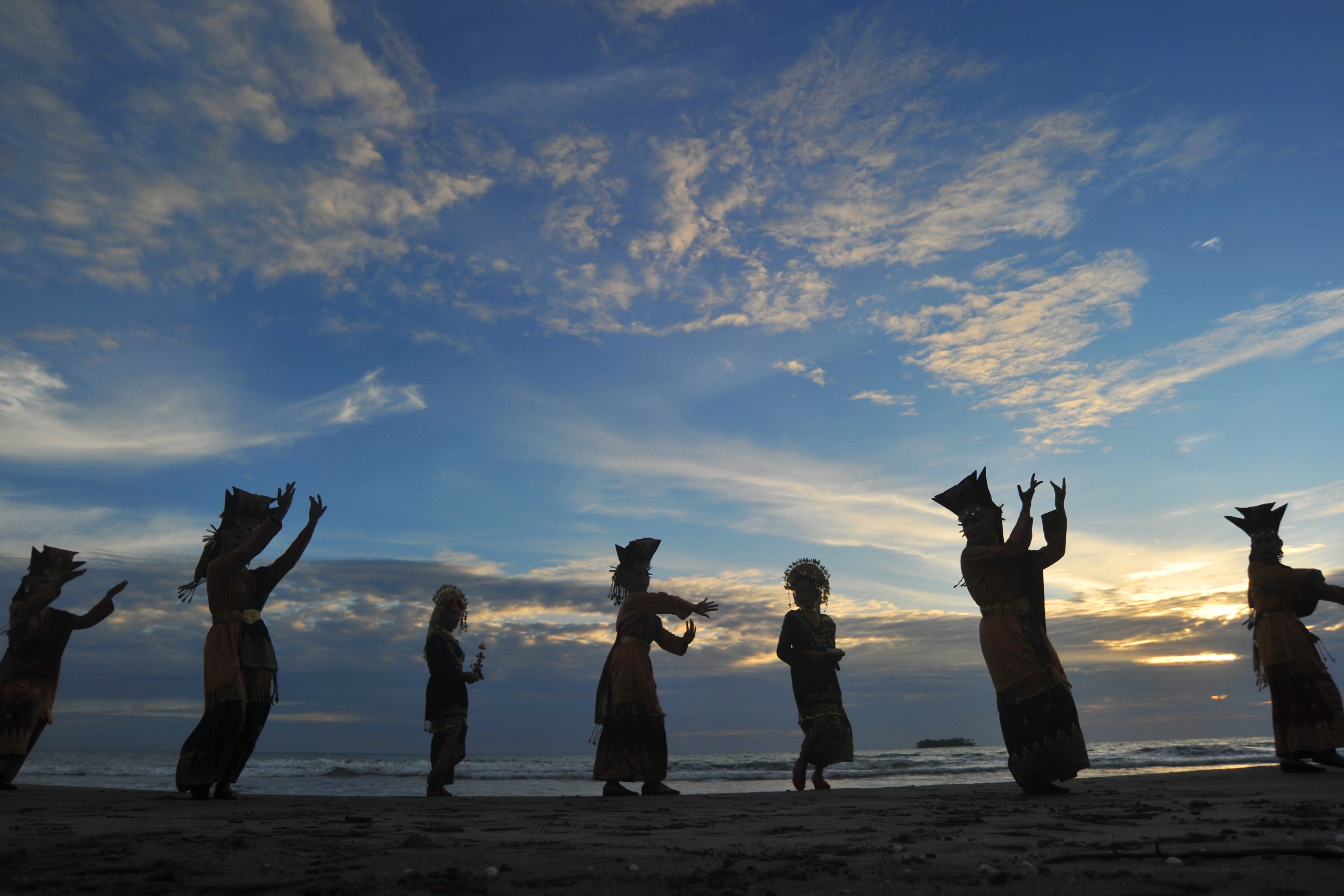 Penari menampilkan Tari Pasambahan saat matahari terbenam di Pantai Kata, Pariaman, Sumatra Barat, beberapa waktu lalu.