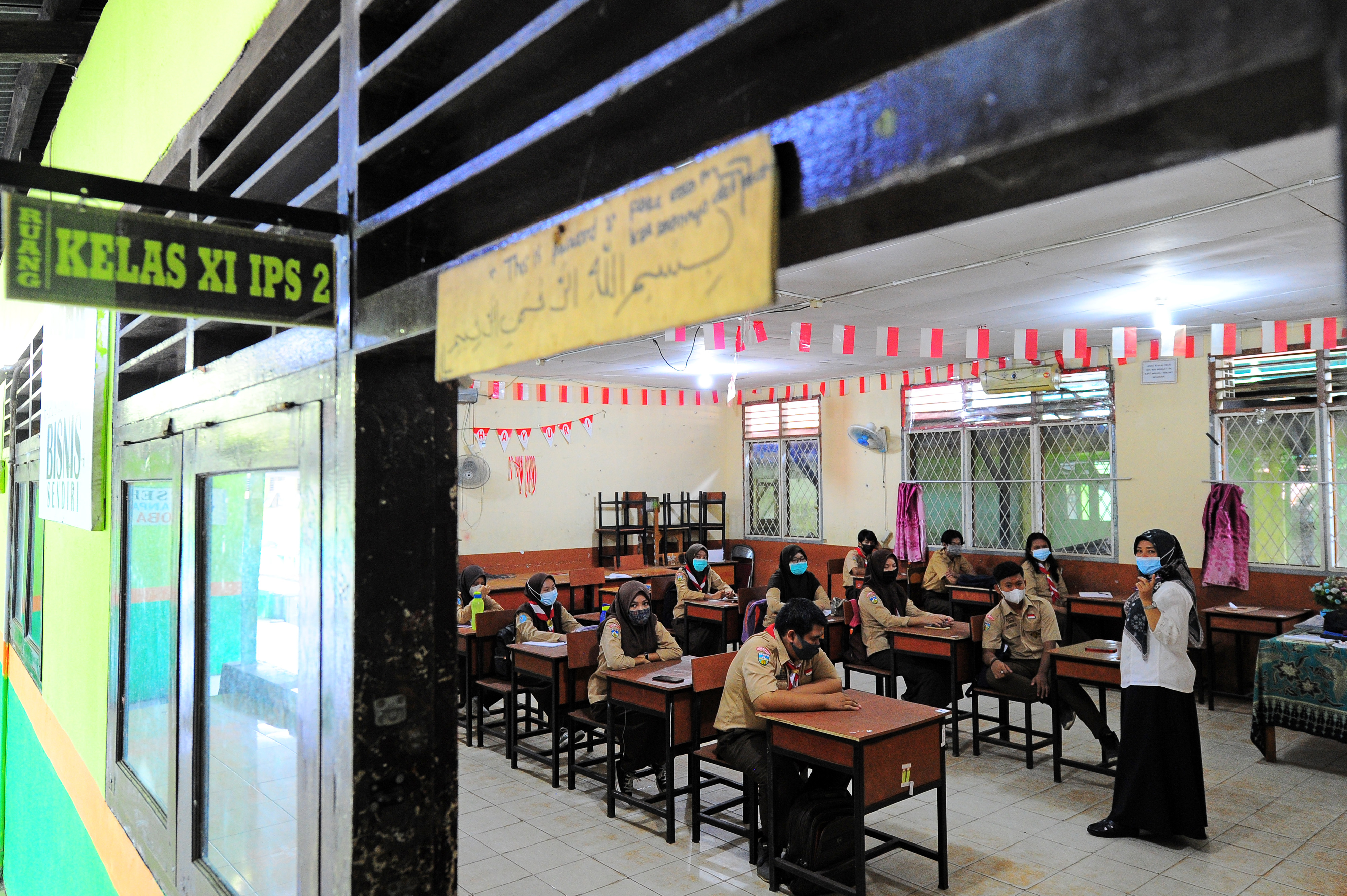 Pembelajaran tatap muka di SMAN 5 Jambi menerapkan jaga jarak dan mengatur shif siswa, namun tidak menyediakan sekat pembatas antara siswa.