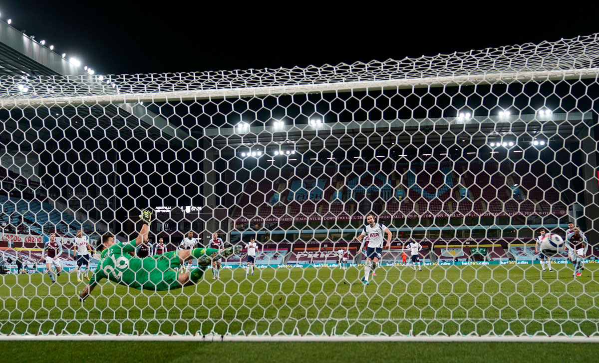 Kiper Aston Villa Emiliano Martinez gagal mengantisipasi bola tendangan penalti Harry Kane dalam lanjutan Liga Primer, Senin (22/3).   