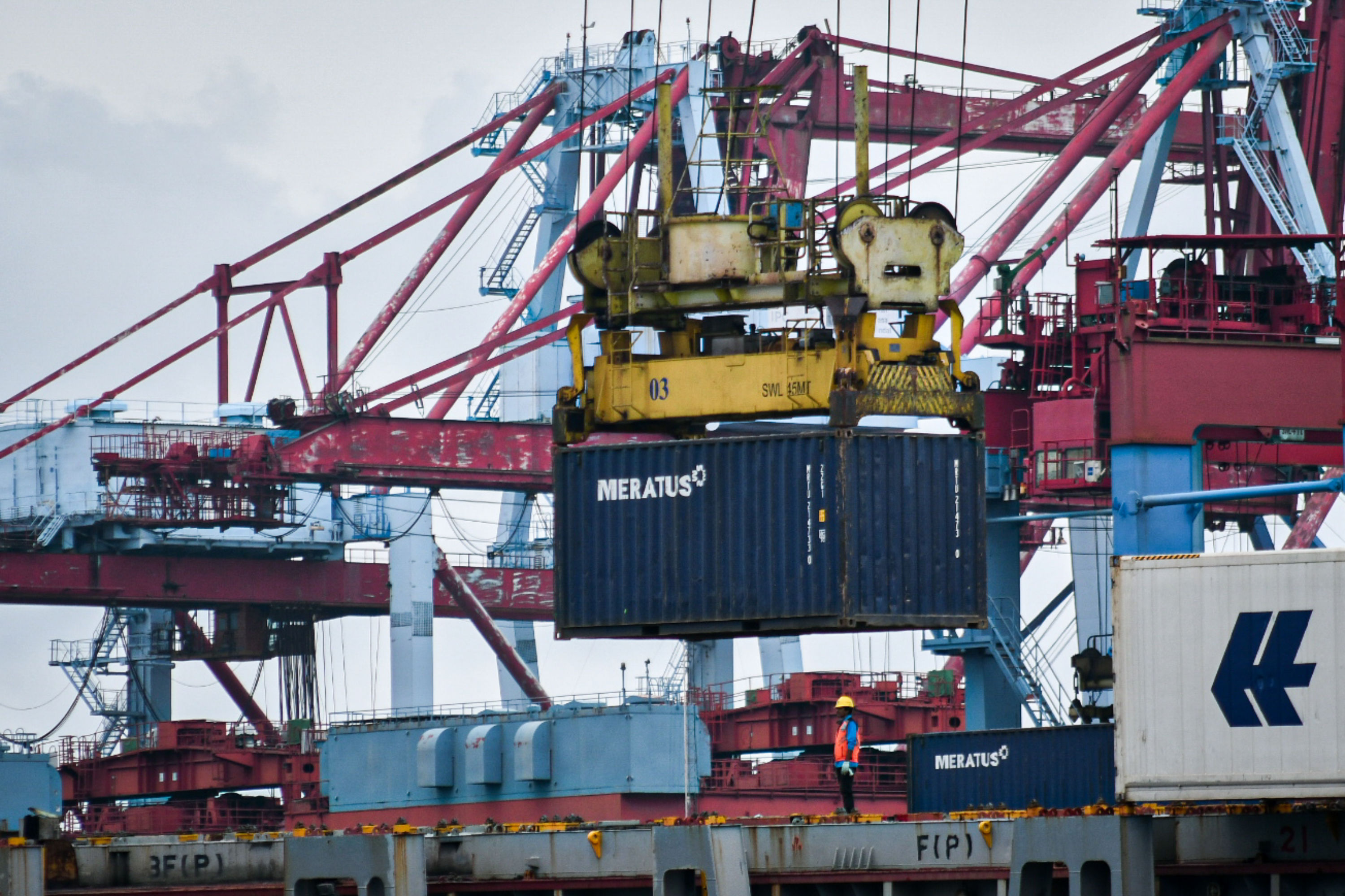 ktivitas bongkar muat peti kemas di Pelabuhan Tanjung Priok, Jakarta.