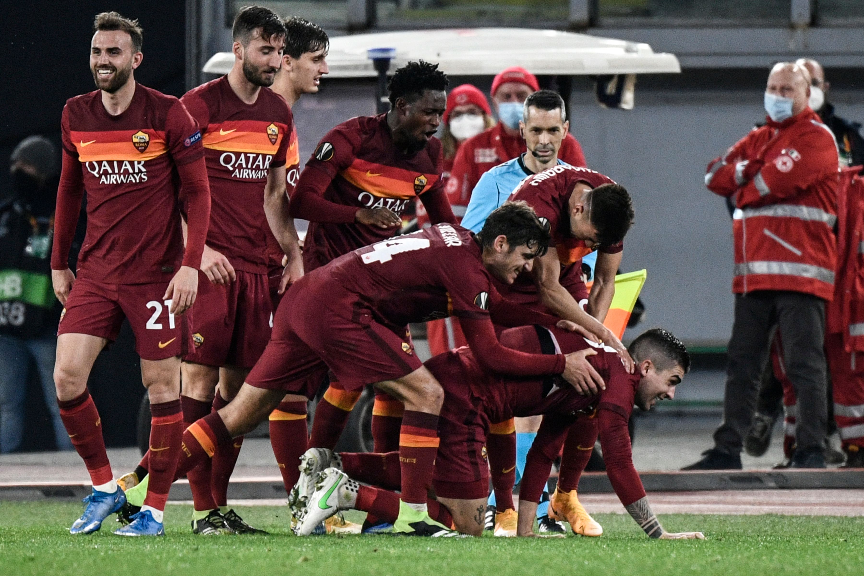 Pemain AS Roma melakukan selebrasi gol