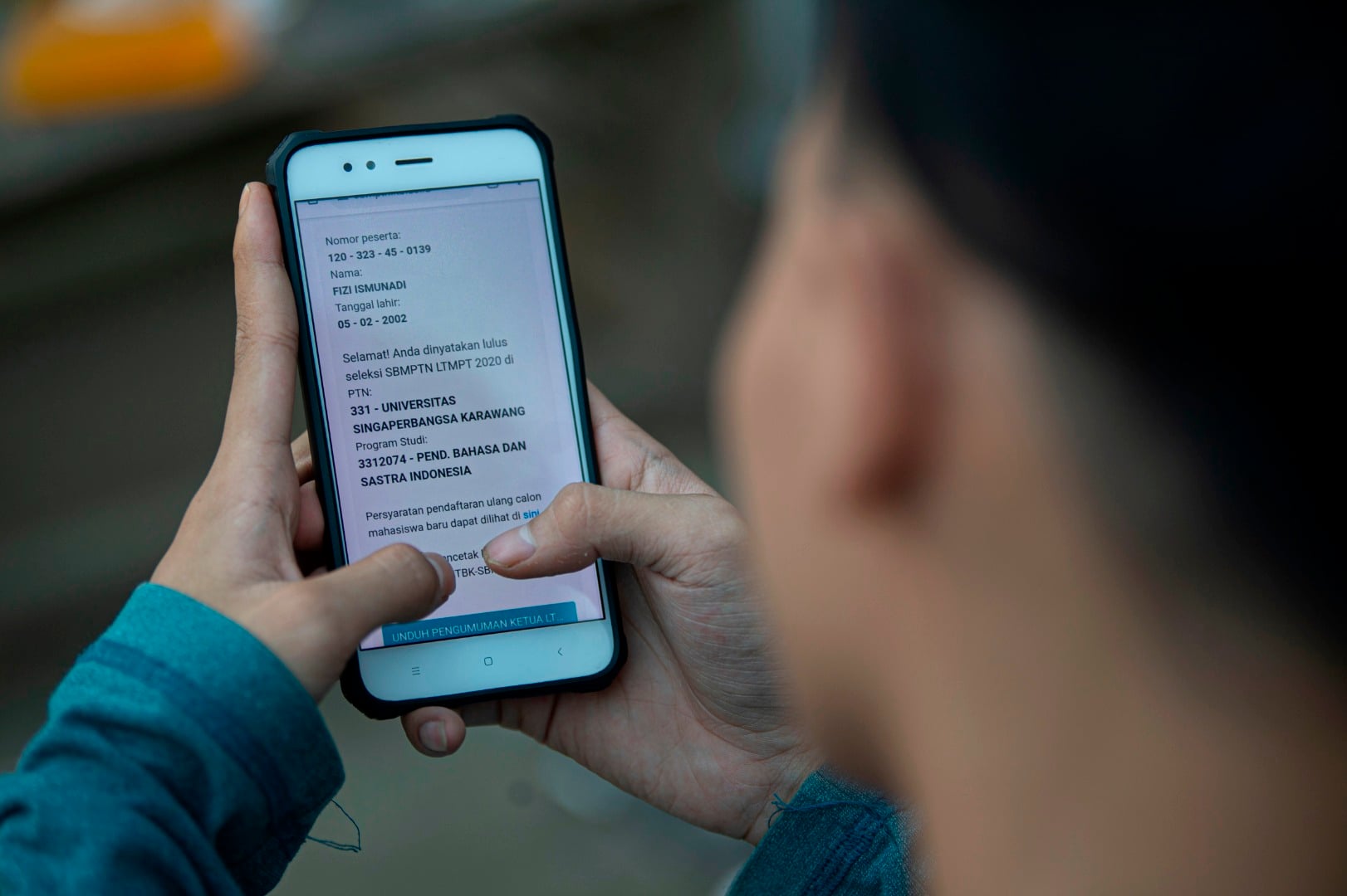 Seorang lulusan SMA mencari informasi hasil Seleksi Bersama Masuk Perguruan Tinggi Negeri (SBMPTN) 2020 di Depok,  Jumat (14/8/2020)