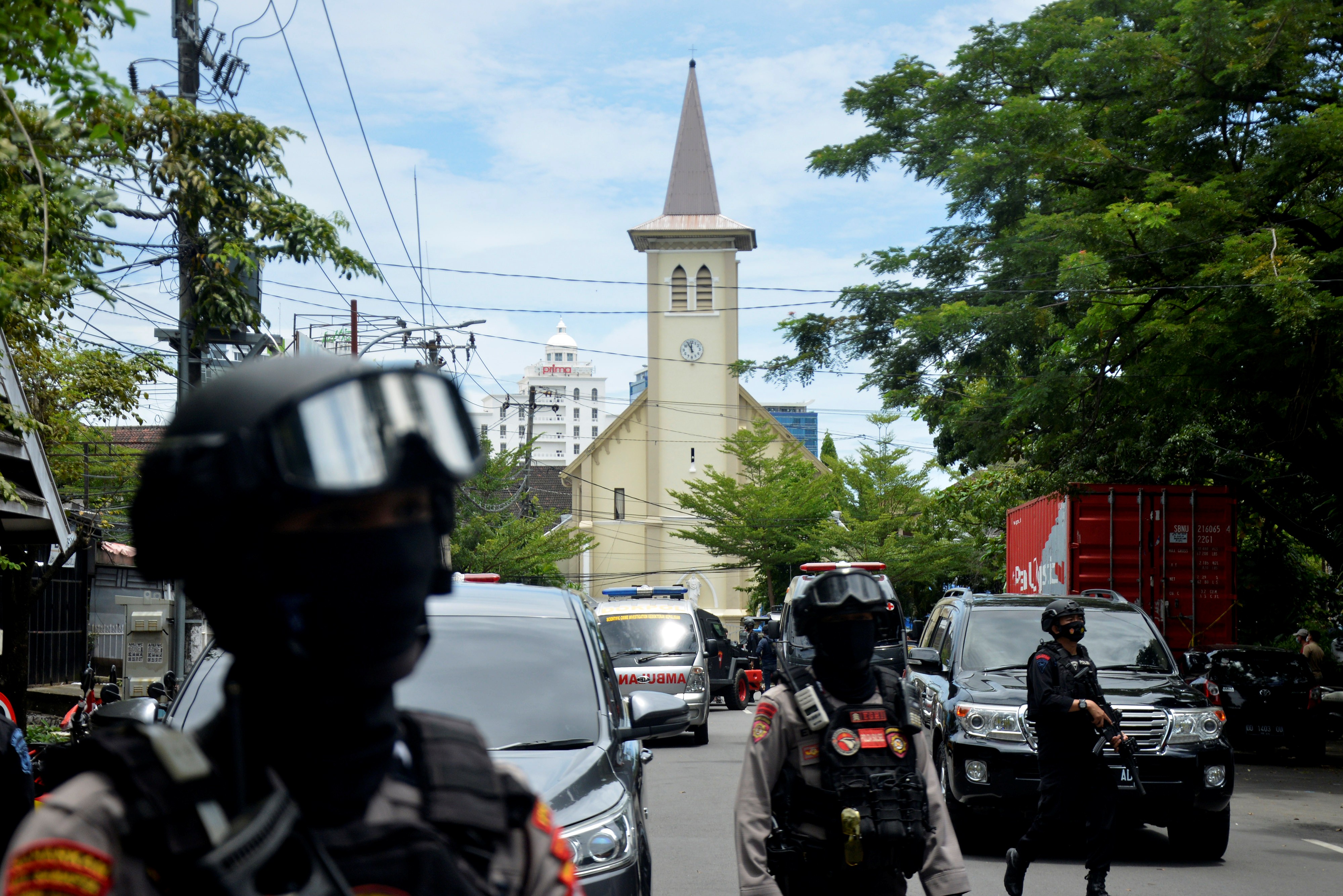 Petugas kepolisian berjaga di lokasi dugaan bom bunuh diri di depan Gereja Katolik Katedral, Makassar, Sulawesi Selatan, Minggu (28/3).