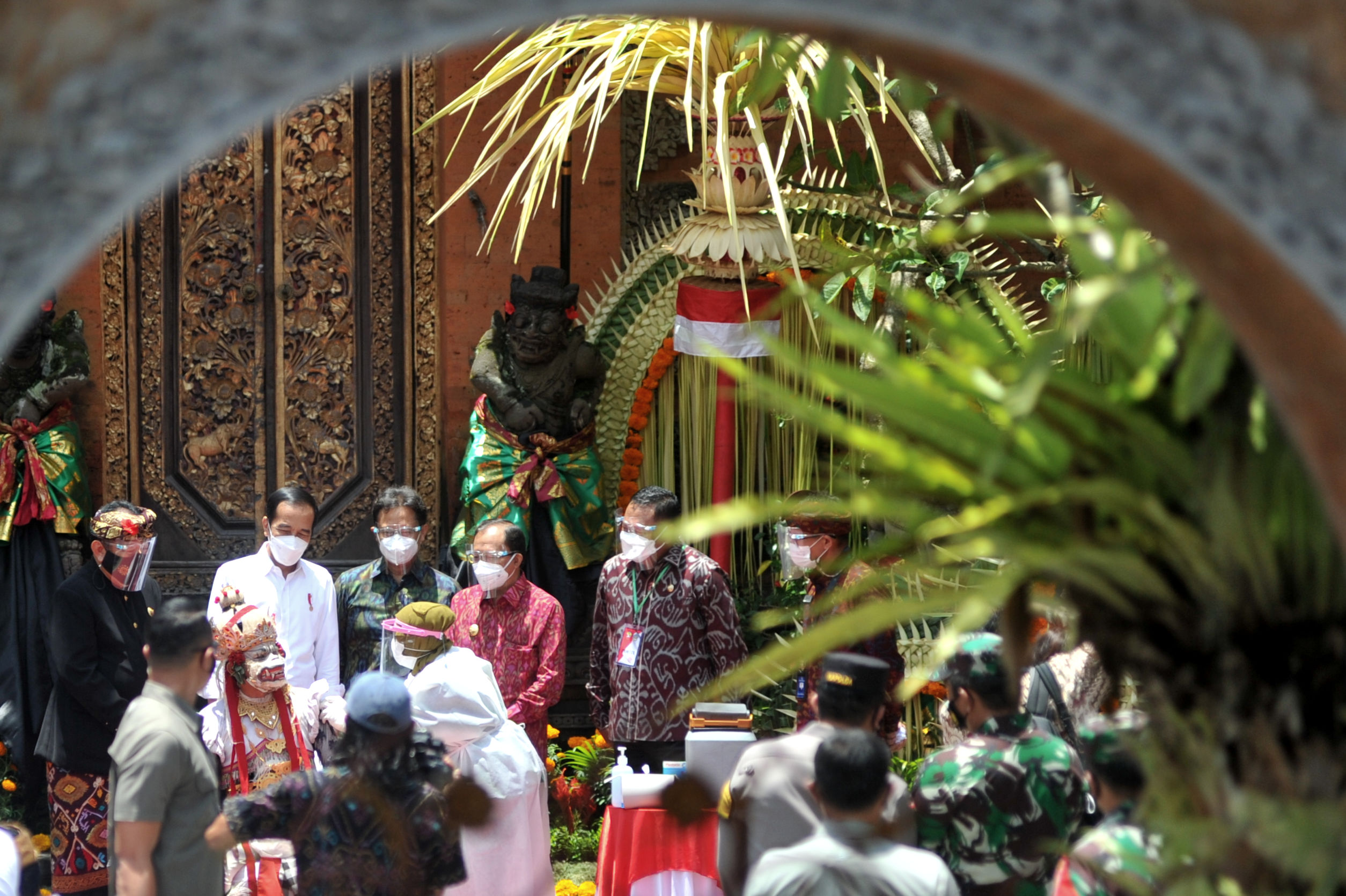 Presiden Joko Widodo meninjau vaksinasi Coviid-19 terhadap pelaku wisata di Bali