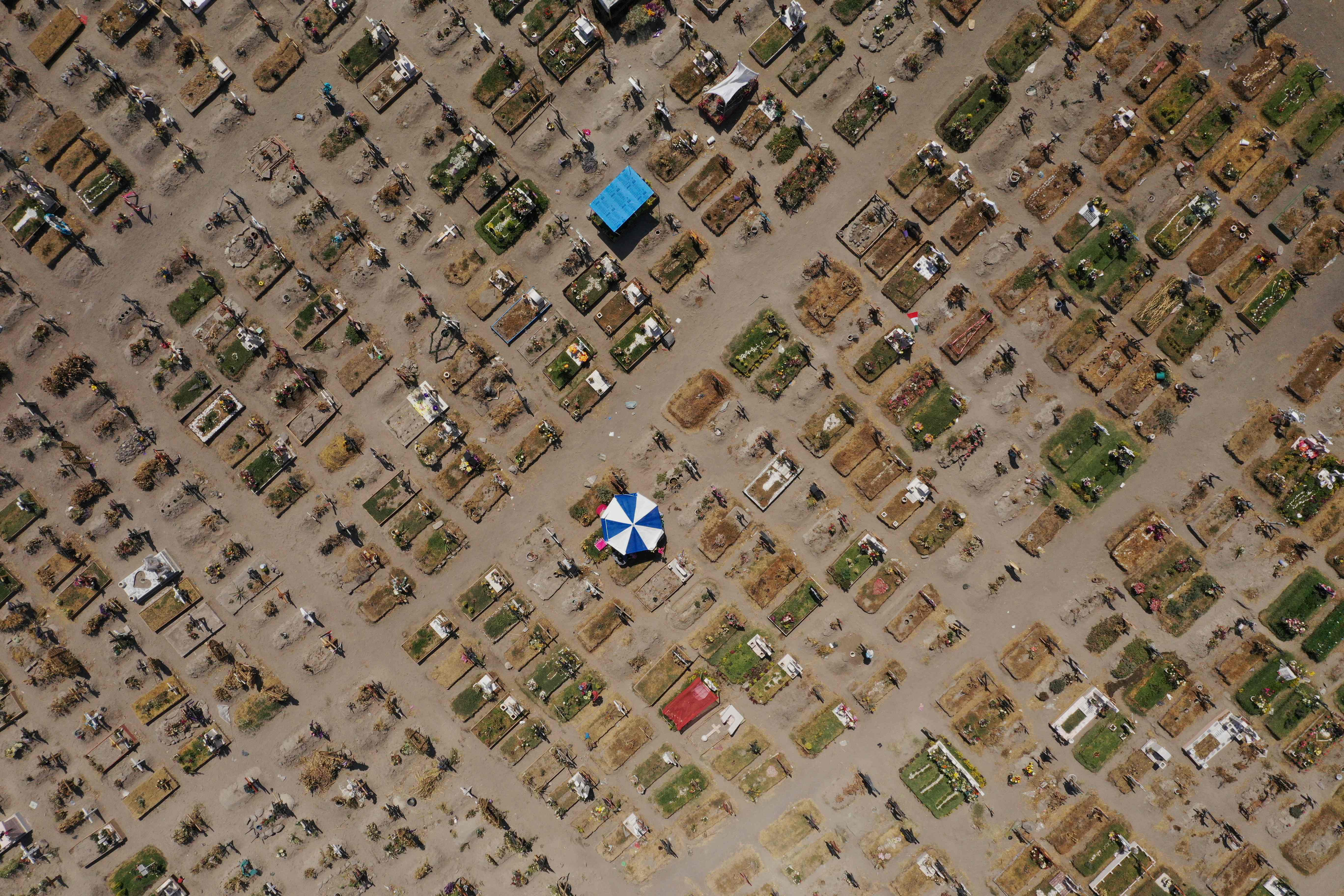 Foto dari udara areal permakaman yang dikhususkan bagi korban meninggal akibat Covid-19 di Municipal Pantheon of Valle de Chalco, Meksiko.  