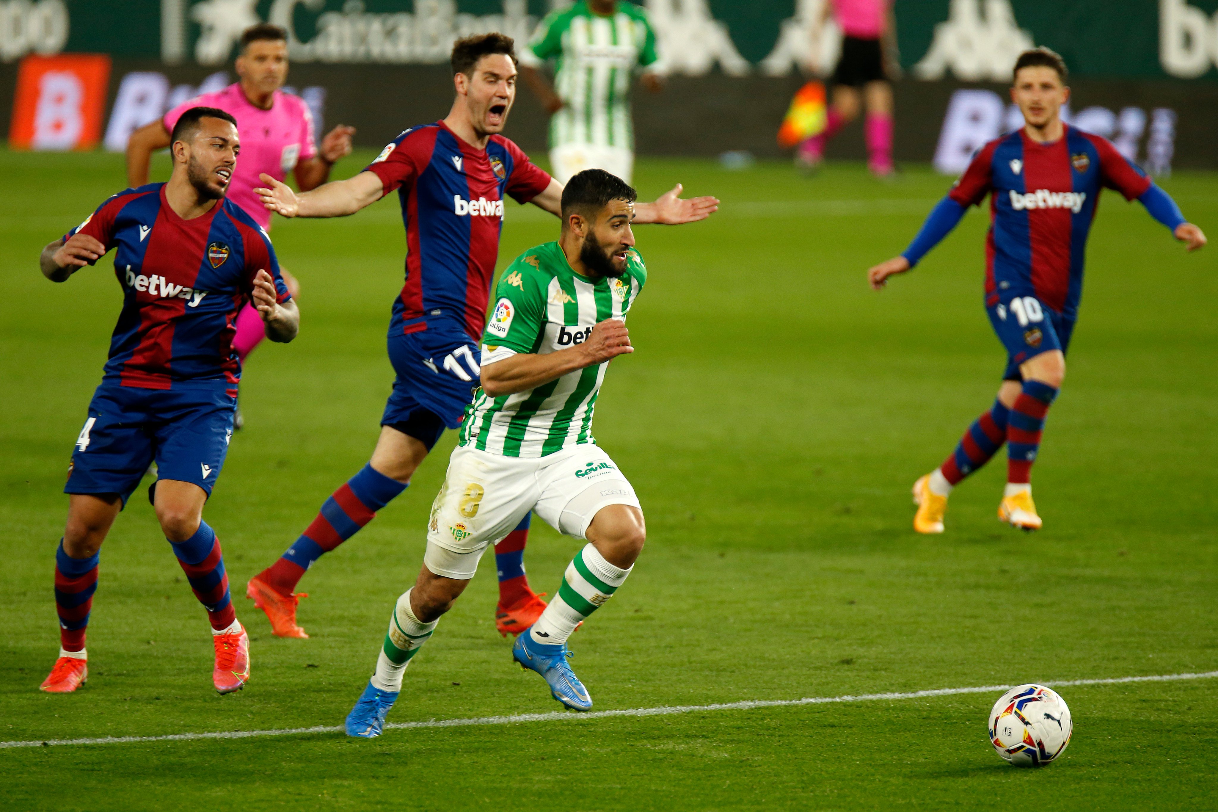 Pemain Real Betis Nabil Fekir melewati sejumlah pemain Levante sebelum mencetak gol di laga La Liga.