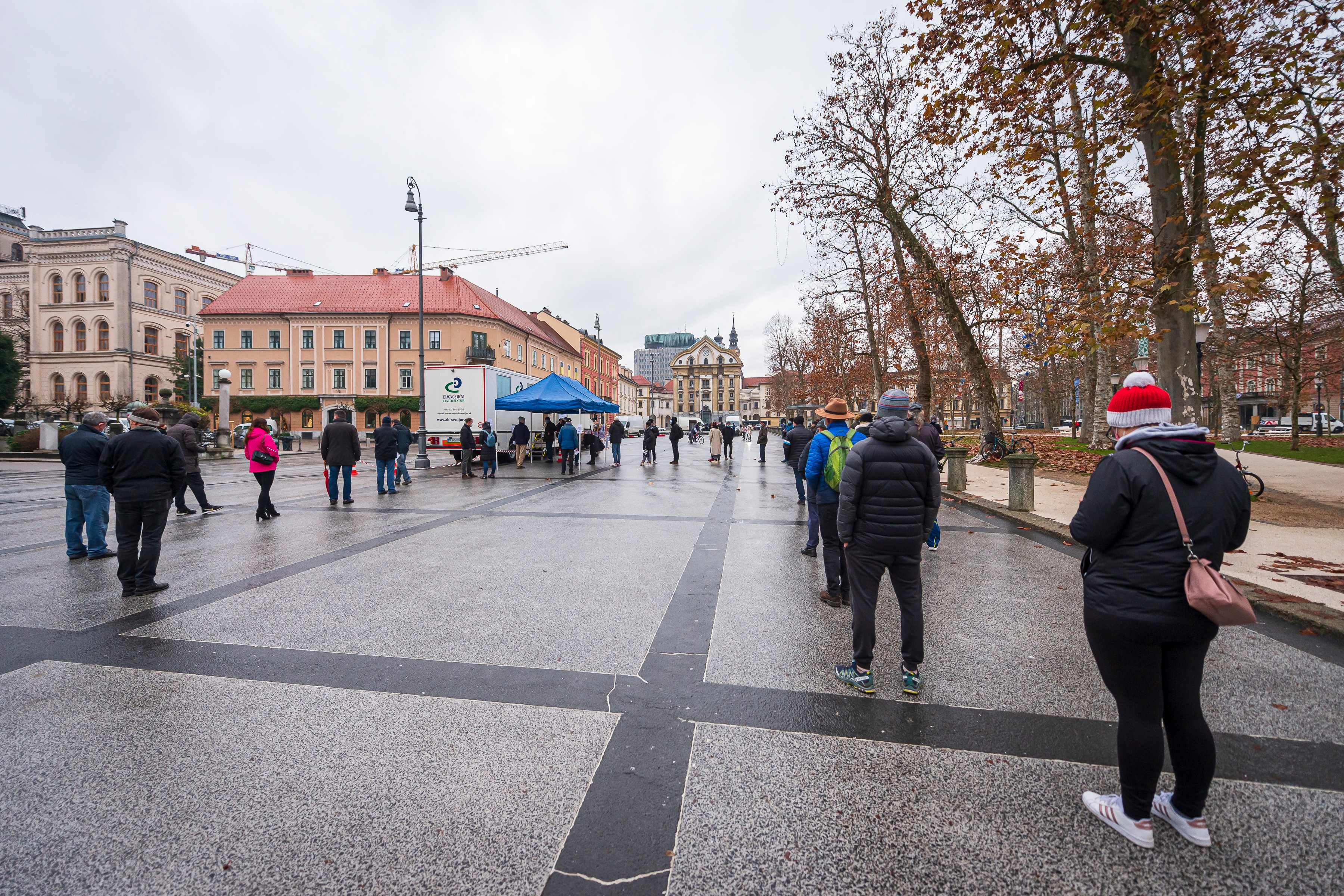 Warga mengantre untuk mengikuti tes covid-19 di Ljubljana, Slovenia.