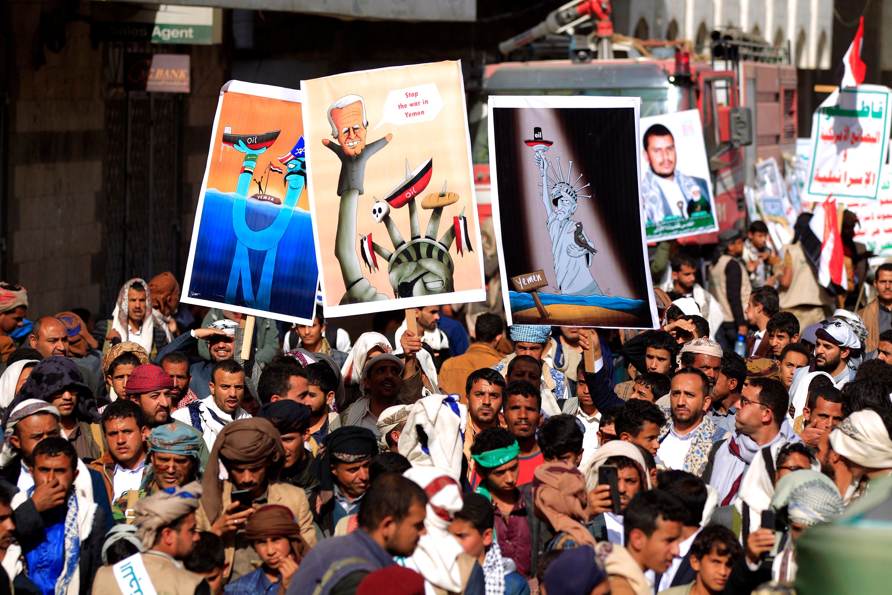 Para pendukung kelompok Houthi Yaman membawa poster yang mengecam blokade oleh koalisi Saudi di Sanaa, Yaman, Jumat (26/3/202).