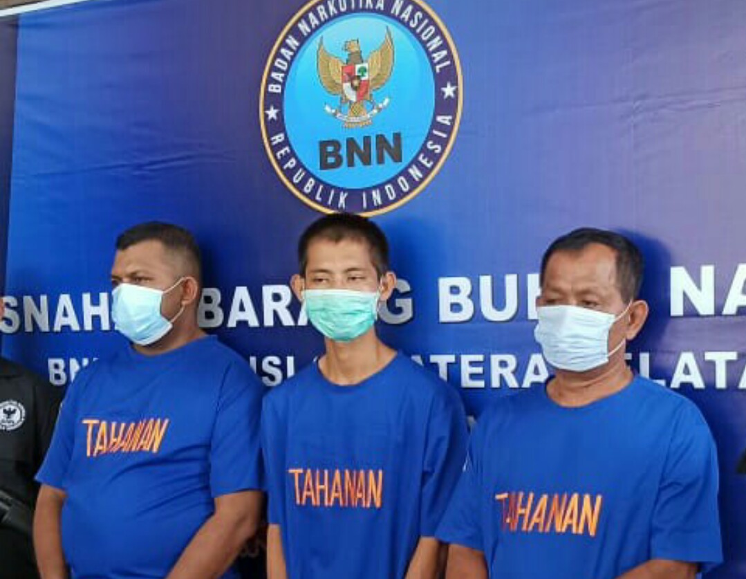 Tersangka Syaiful Bahri (kiri) bersama Lekat dan Suhaimi ditangkap BNNP Sumsel karena membawa 5 kg sabu.