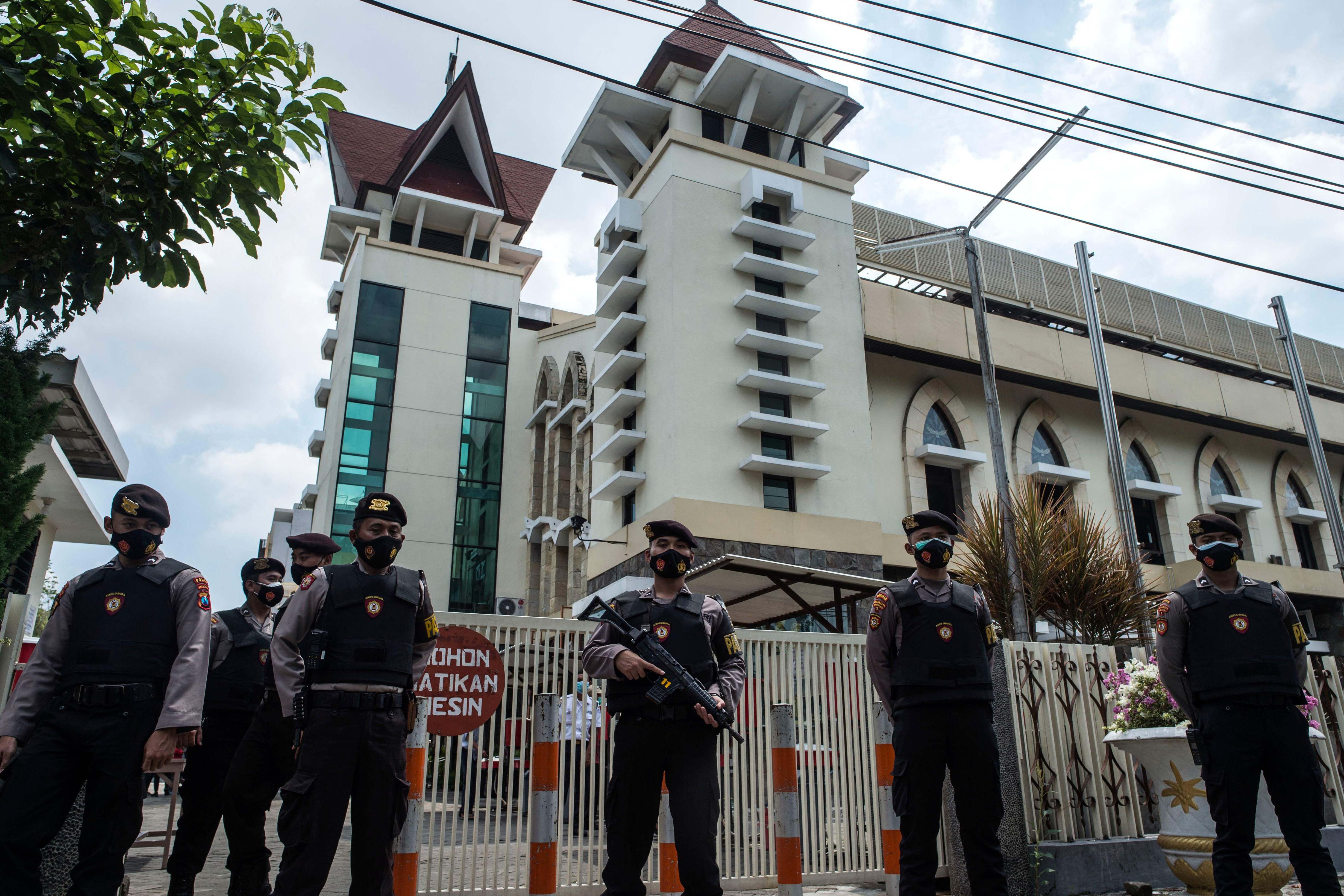 Tim polisi menjaga gereja di Surabaya, Rabu (31/3), menjelang Paskah.