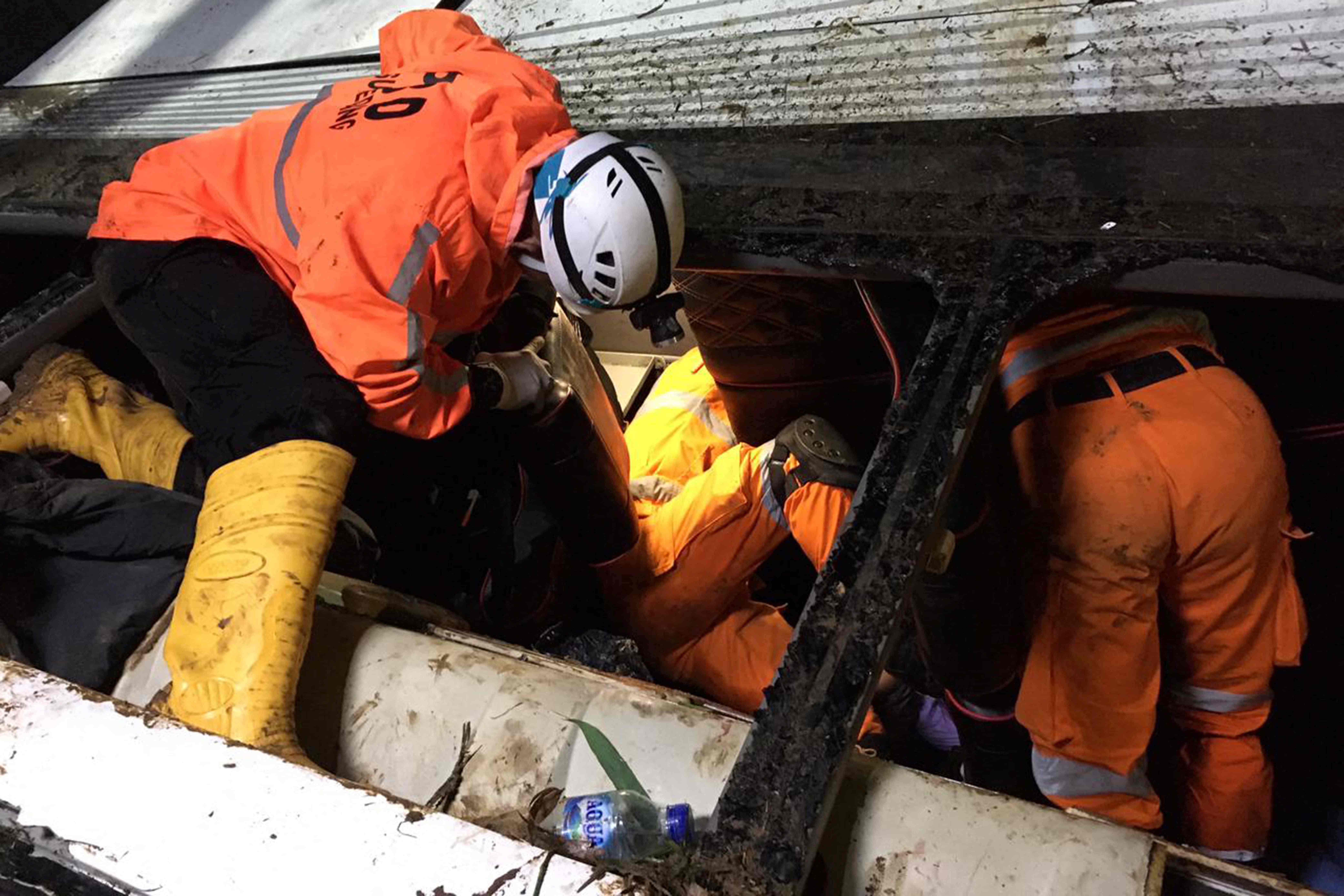 Proses evakuasi korban kecelakaan bus di Sumedang.