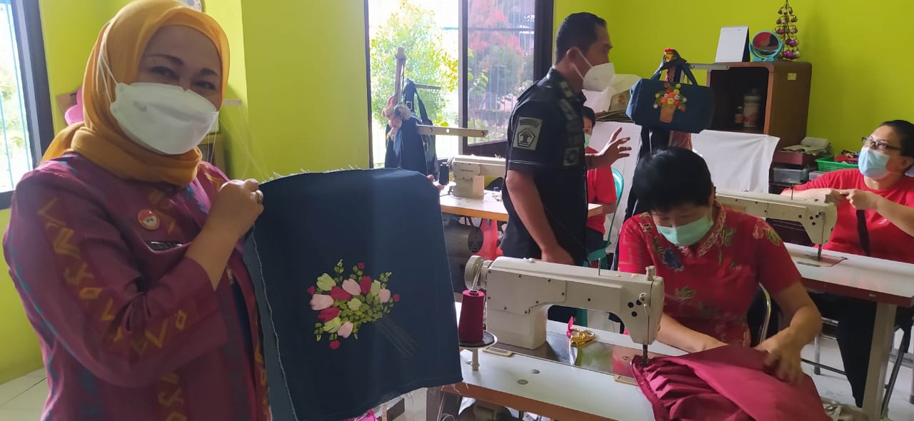 Pelatihan menjahit bagi warga binaan Lapas Perempuan tangerang