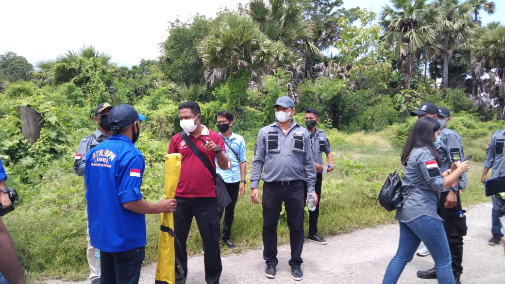 Penyidik Kejari Lembata bersama ahli Apraisal dan BPN Lembata Menghitung nilai tanah dalam kasus korupsi, Jumat (5/3)