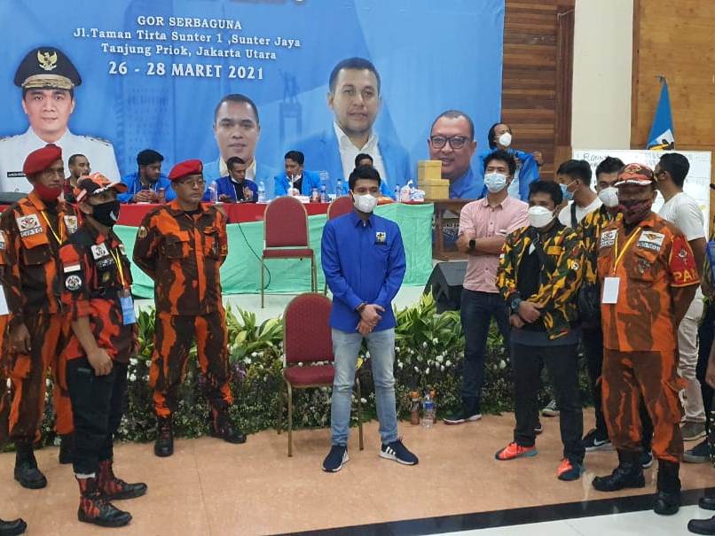 Ronny Bara Pratama berkemeja biru.