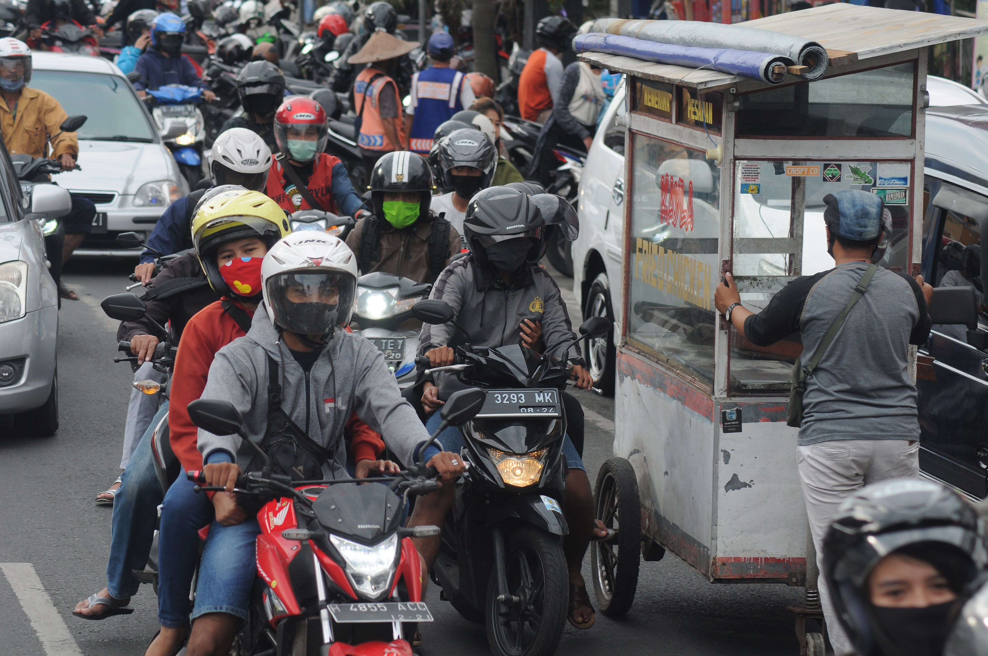  AKTIVITAS warga di tengah kepadatan lalu lintas di masa pandemi covid-19