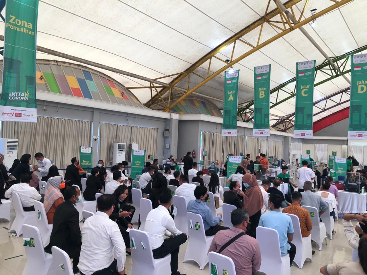 Warga yang hendak divaksin di Jakabaring Sport City, Palembang, Sumsel.