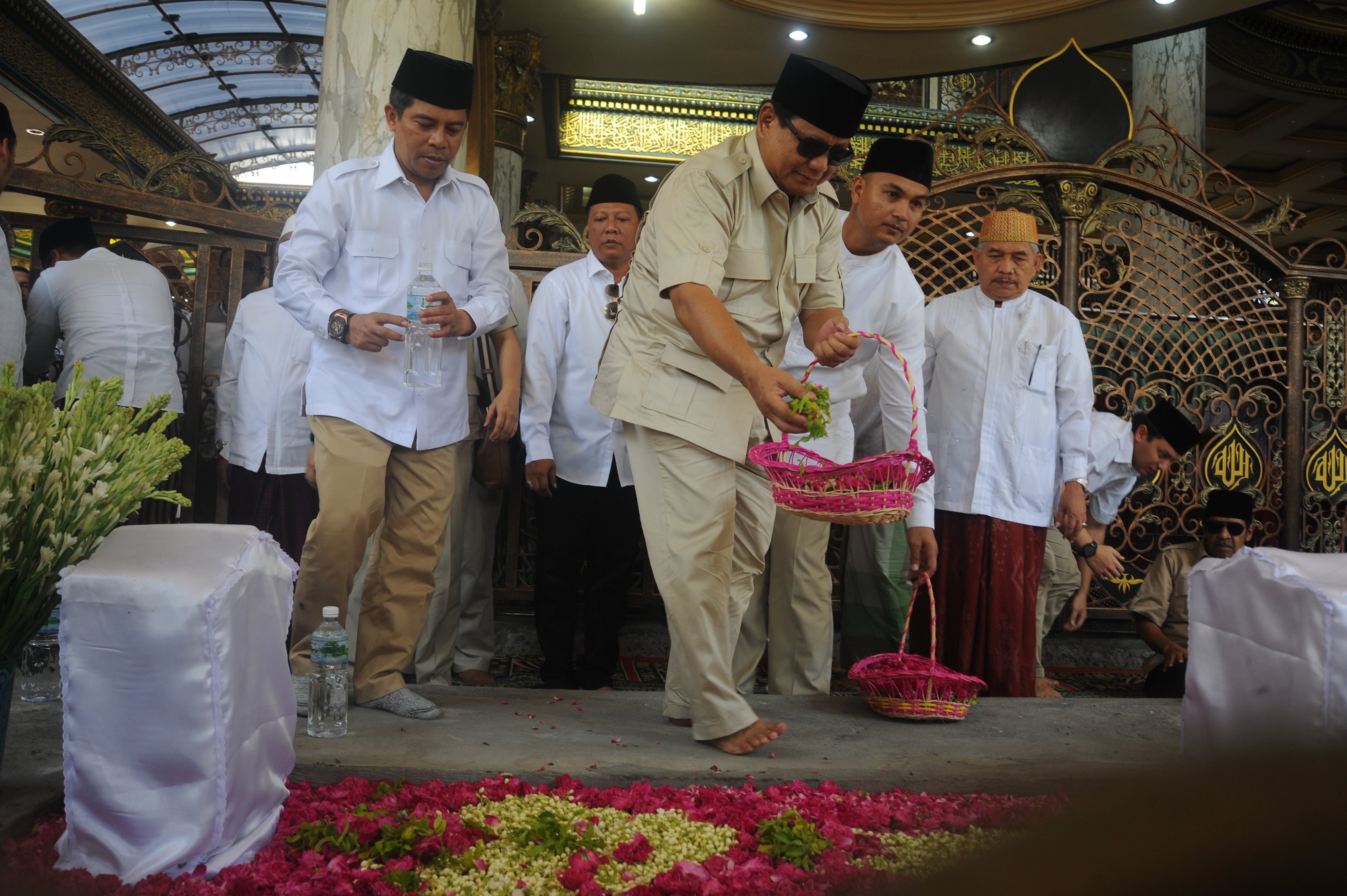 Ketua Partai Gerindra Prabowo Subianto saat berziarah di makam KH Syaikhona Kholil