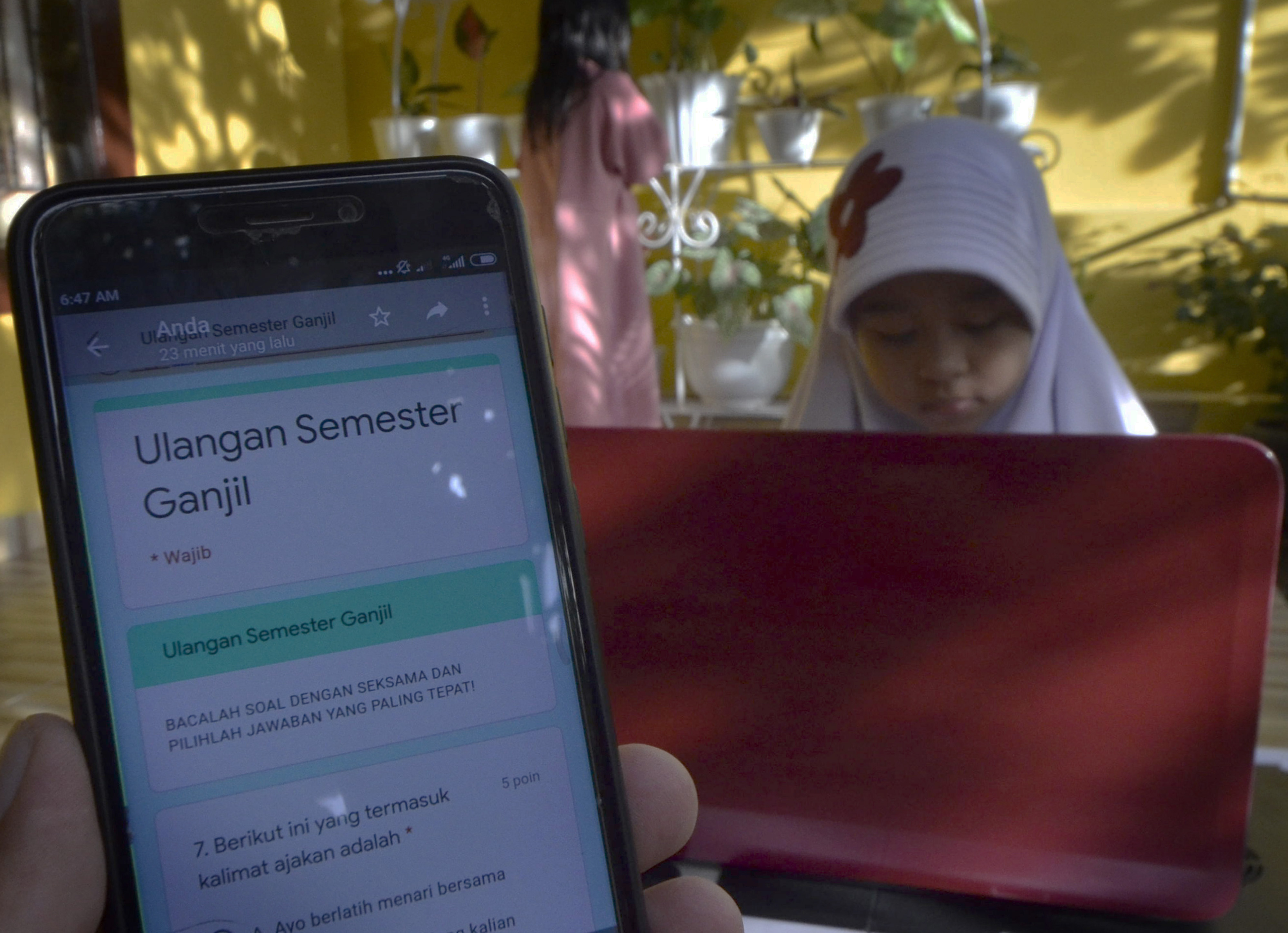 Murid Madrasah Ibtidaiyah Negeri (MIN) 9 Bandar Lampung mengerjakan ujian secara daring di Bandar Lampung, Selasa (1/12/2020)