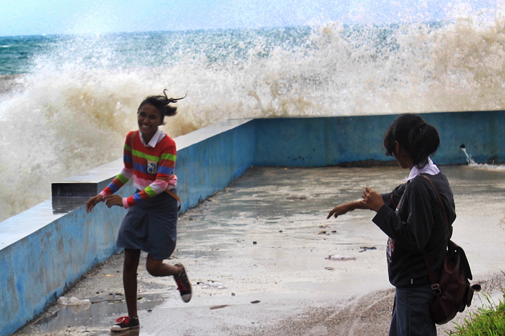 Gelombang tinggi menerjang pantai wisata Koepan di Kota Kupang, Nusa Tenggara Timur, beberapa waktu lalu.