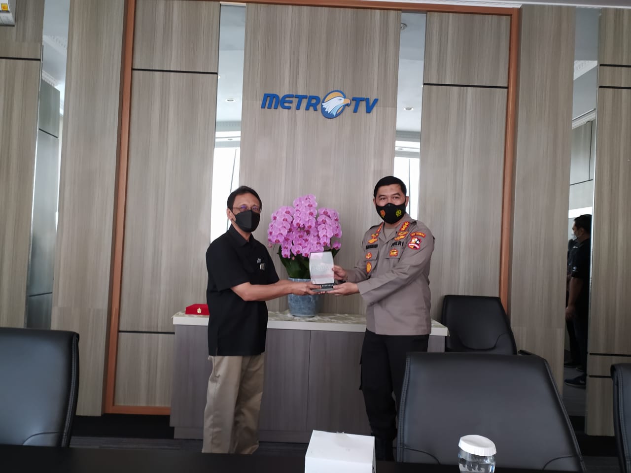 Kabag Penum Kombes Ahmad Ramadhan (kanan) menerima cendera mata dari Kepala Divisi Pemberitaan Media Indonesia Teguh Nirwahyudi.