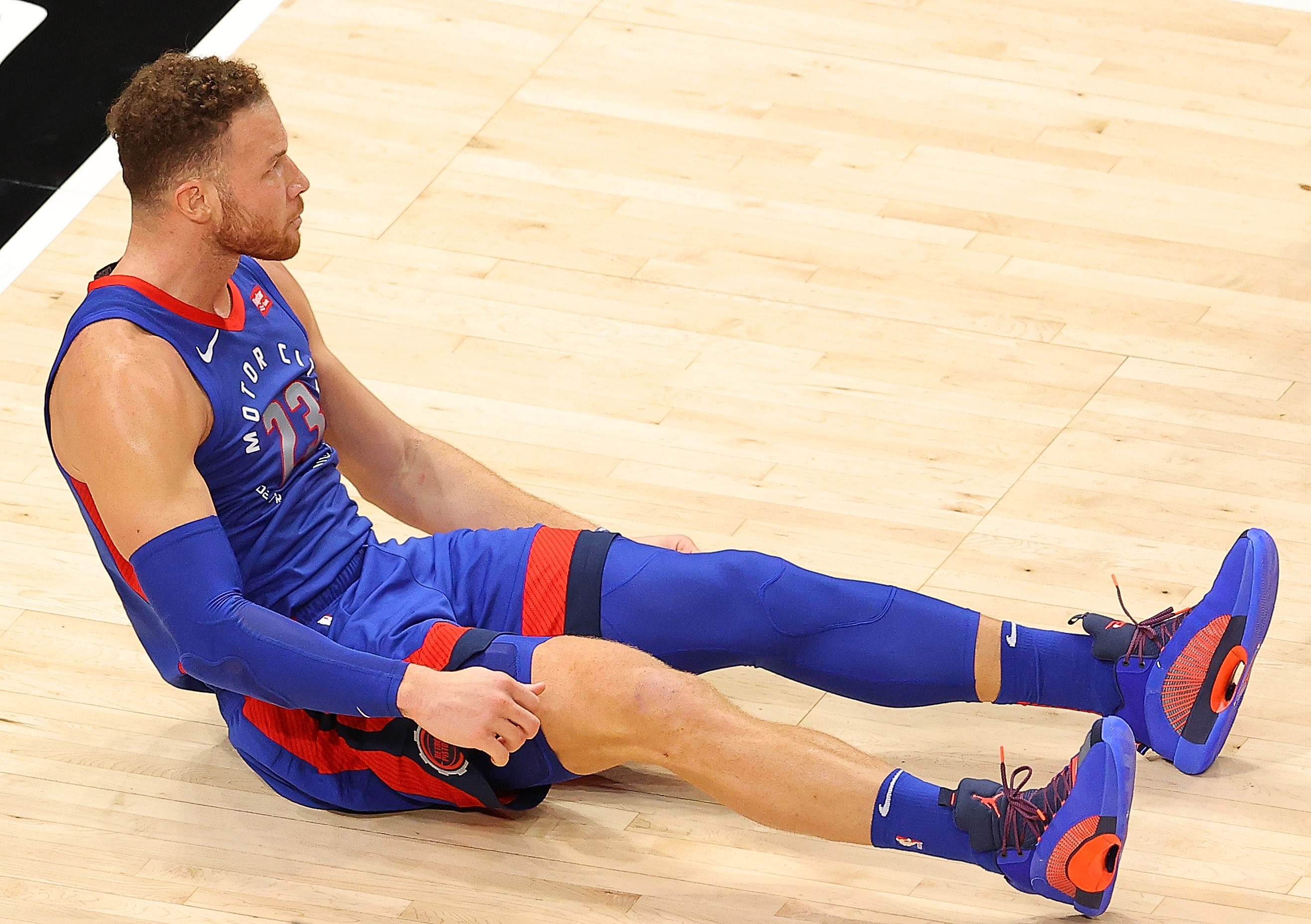Blake Griffin terjatuh saat bertanding membela klub Detroit Piston.  