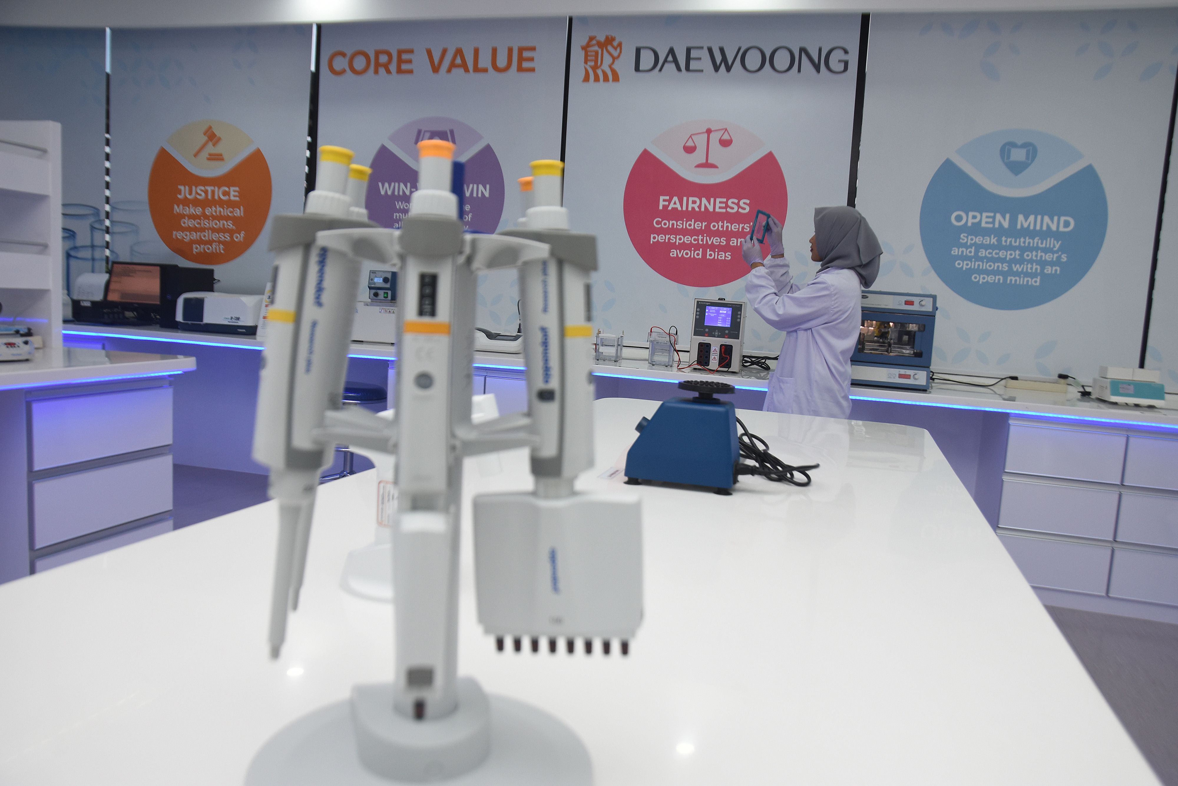 Universitas Indonesia bekerja sama dengan PT. Daewoong Pharmaceutical Company Indonesia mendirikan Pusat Penelitian Bioteknologi.