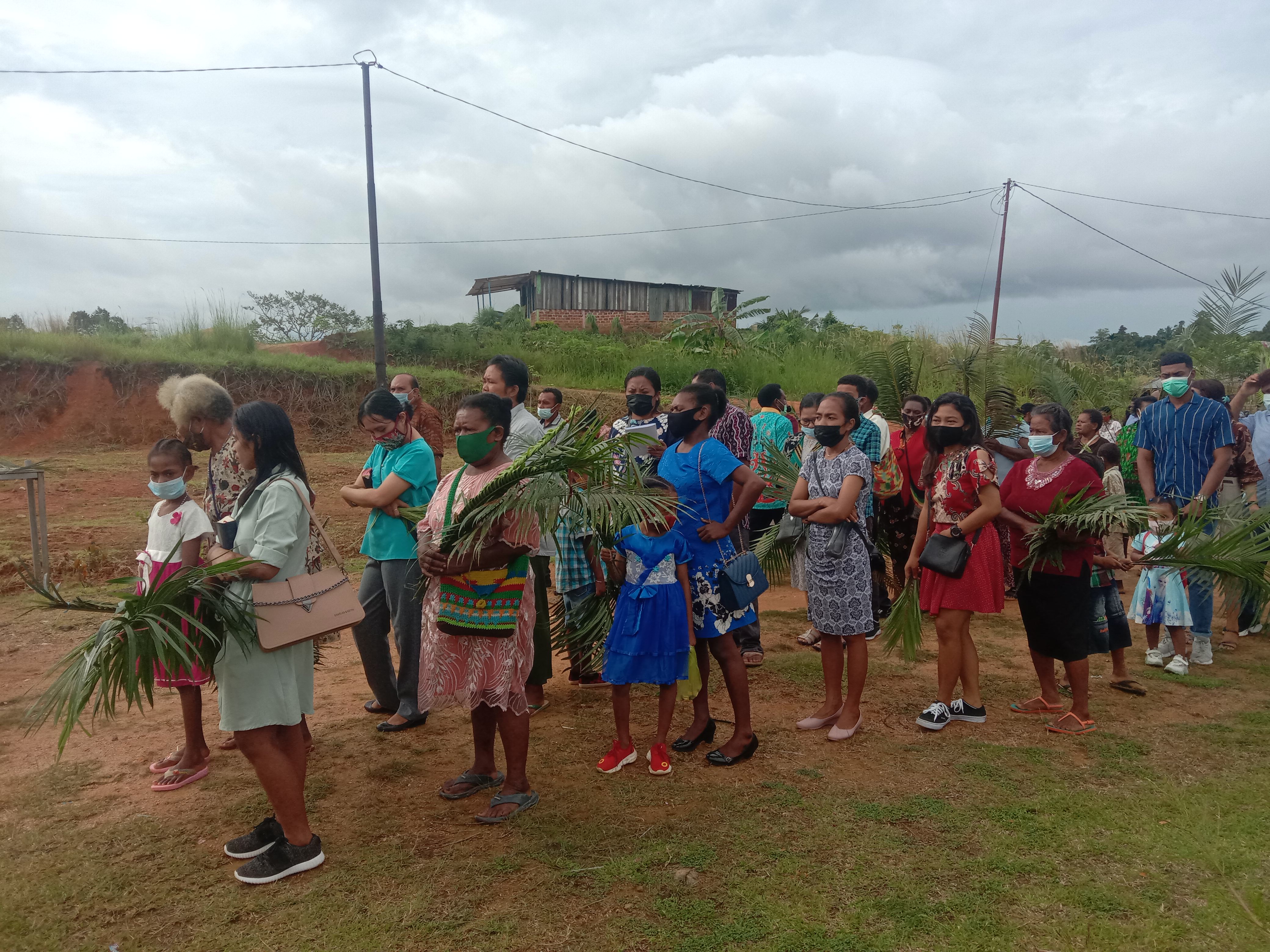 Umat Katolik mengikuti prosesi arak-arakan saat misa Minggu Palma di Gereja Katolik Santo Yoseph Freinademetz, Kota Sorong, Papua Barat.
