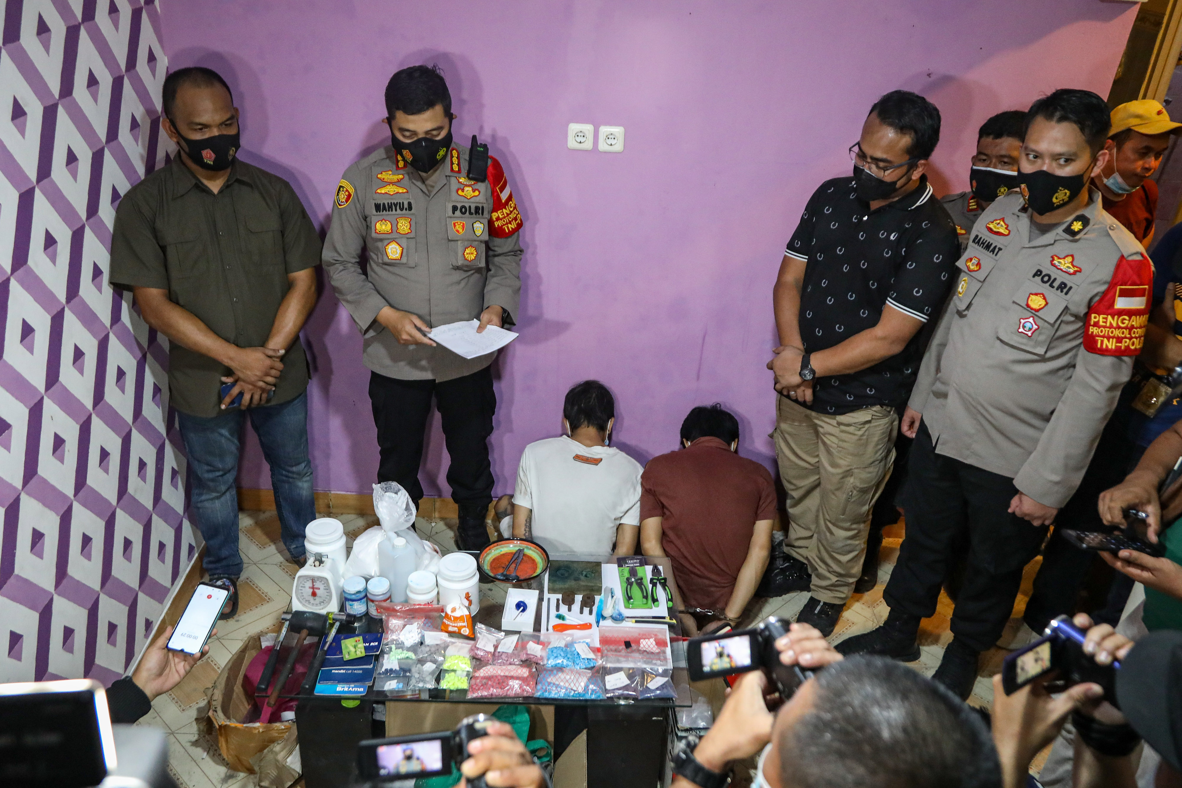 Polres Tangerang menunjukkan barang bukti dan tersangka dalam penggerebekan rumah produksi narkoba.