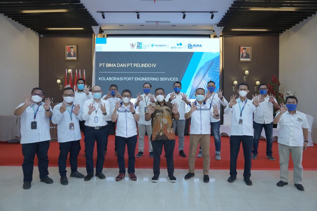 Sejumlah pejabat PT Bima dan Pelindo IV melakukan sesi foto bersama seusai pertemuan. 