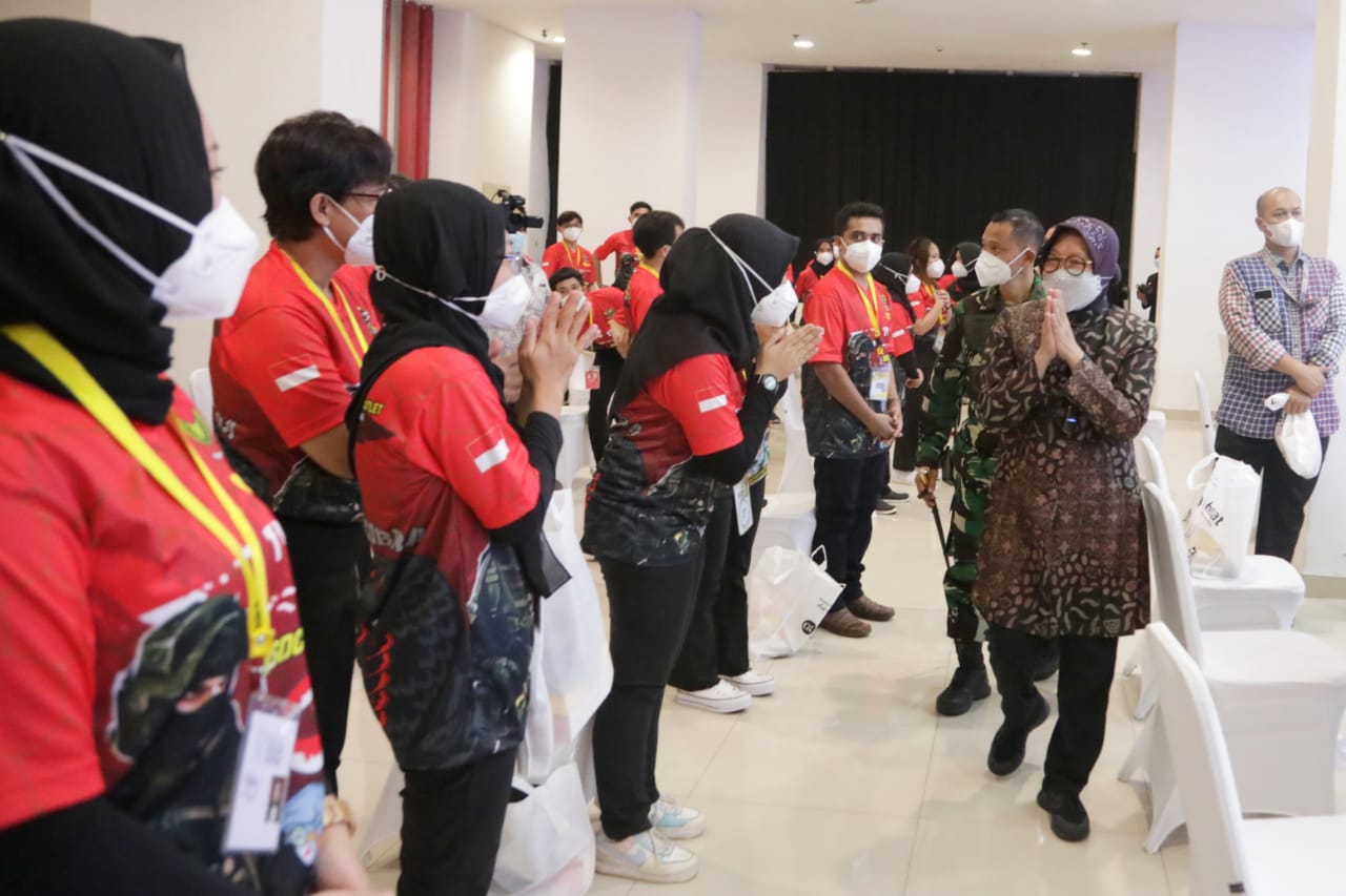 Menteri Sosial Tri Rismaharini (kanan) menyapa para tenaga kesehatan di RSDC Wisma Atlet Kemayoran.