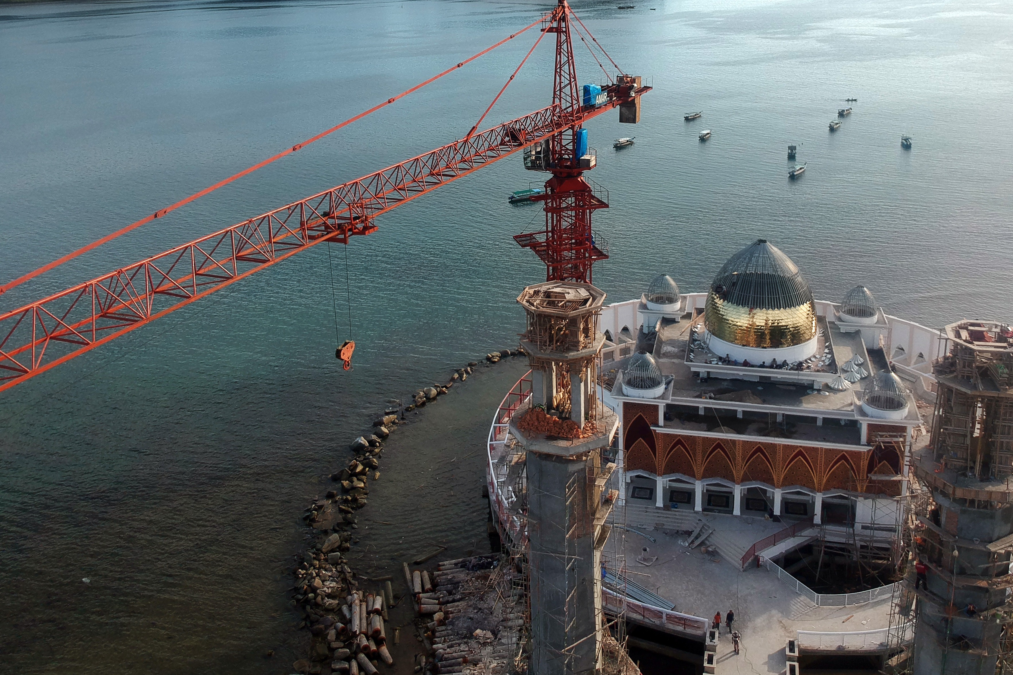 Foto udara pembangunan masjid terapung di Pantai Carocok, Painan, Kabupaten Pesisir Selatan, Sumatra Barat, untuk wisata halal. 