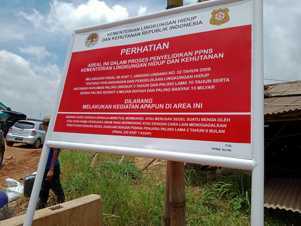 Plang laragan berkegiatan di area galian tanah ilegal 