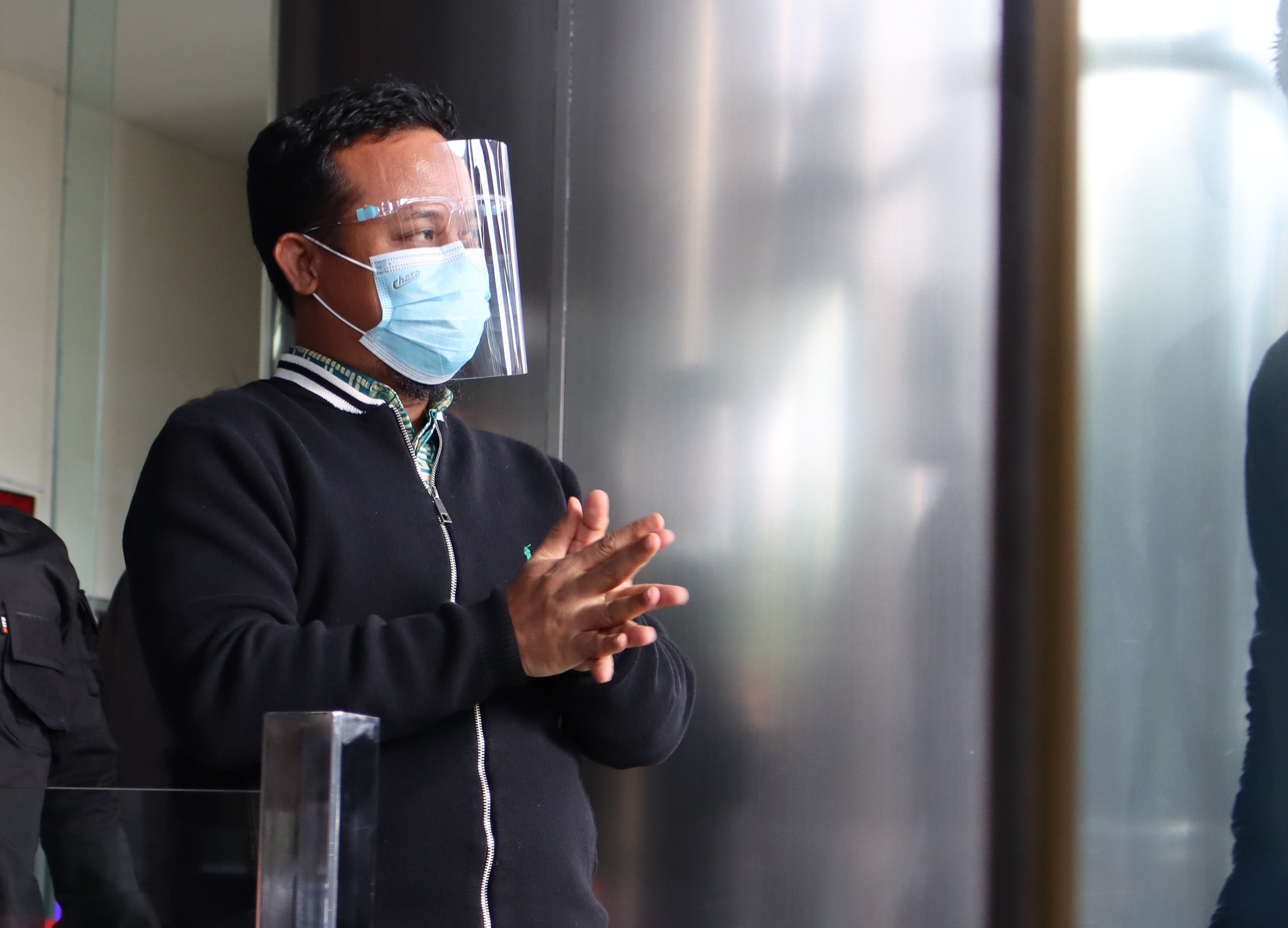 Plt Gubernur Sulsel Andi Sudirman Sulaiman (jaket hitam) menjalani pemeriksaan di Gedung KPK Merah Putih, Jakarta, Selasa (23/3).