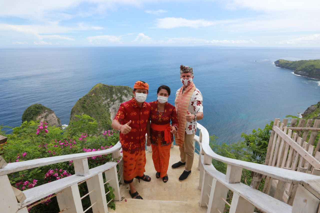Duta Besar Kanada untuk Indonesia, Cameron MacKay  saat berkunjung ke Nusa Penida, Klungkung, Bali. 