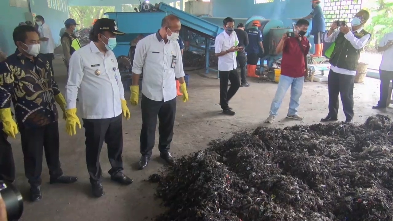 Wakil Wali Kota Tegal M. Jumadi menyaksikan sampah yang sudah di daur ulang di TPA Mintaragen, Kota tegal.