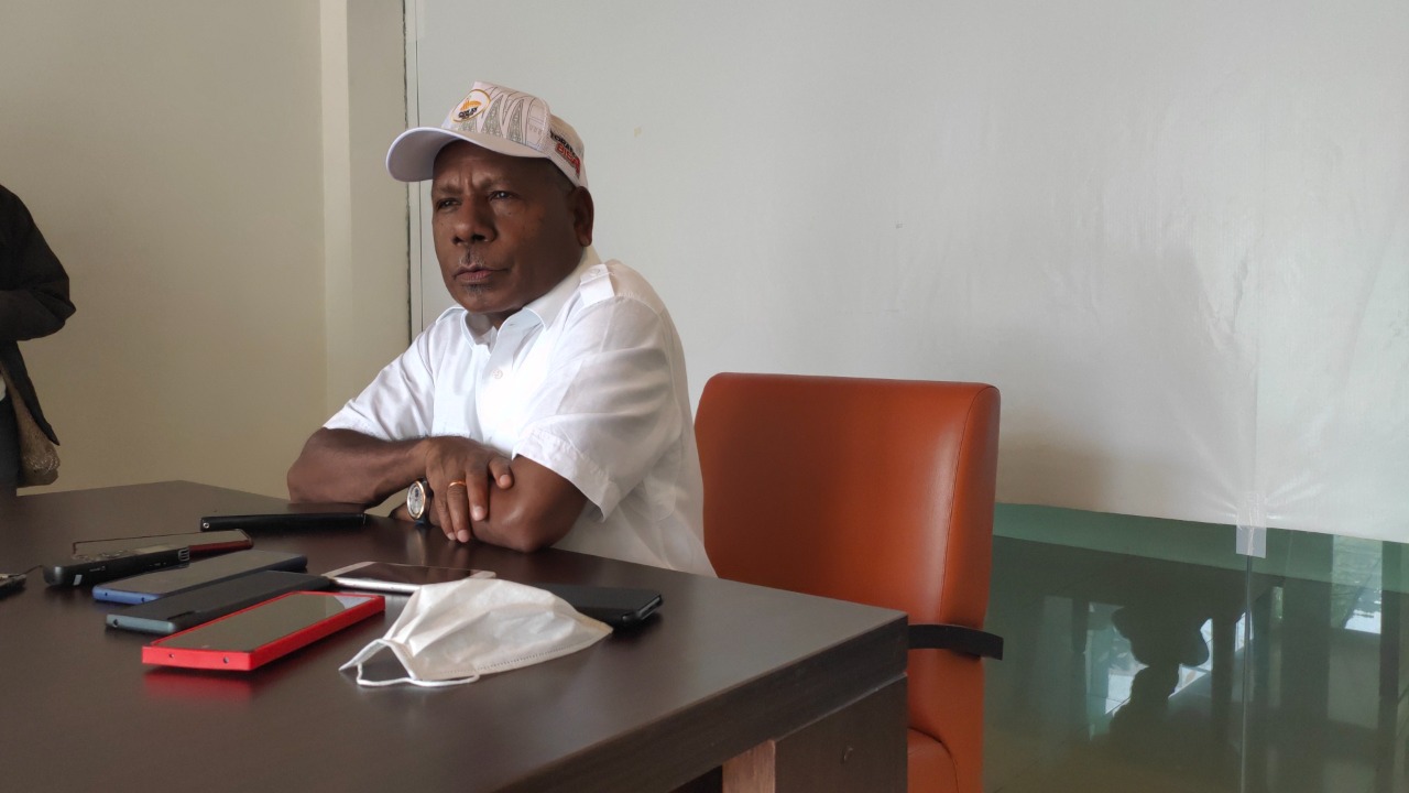 Bupati Jayapura, Mathius Awoitauw, SE, M.Si, saat memberikan keterangan pers di Kota Jayapura, Provinsi Papua, Minggu (7/3).