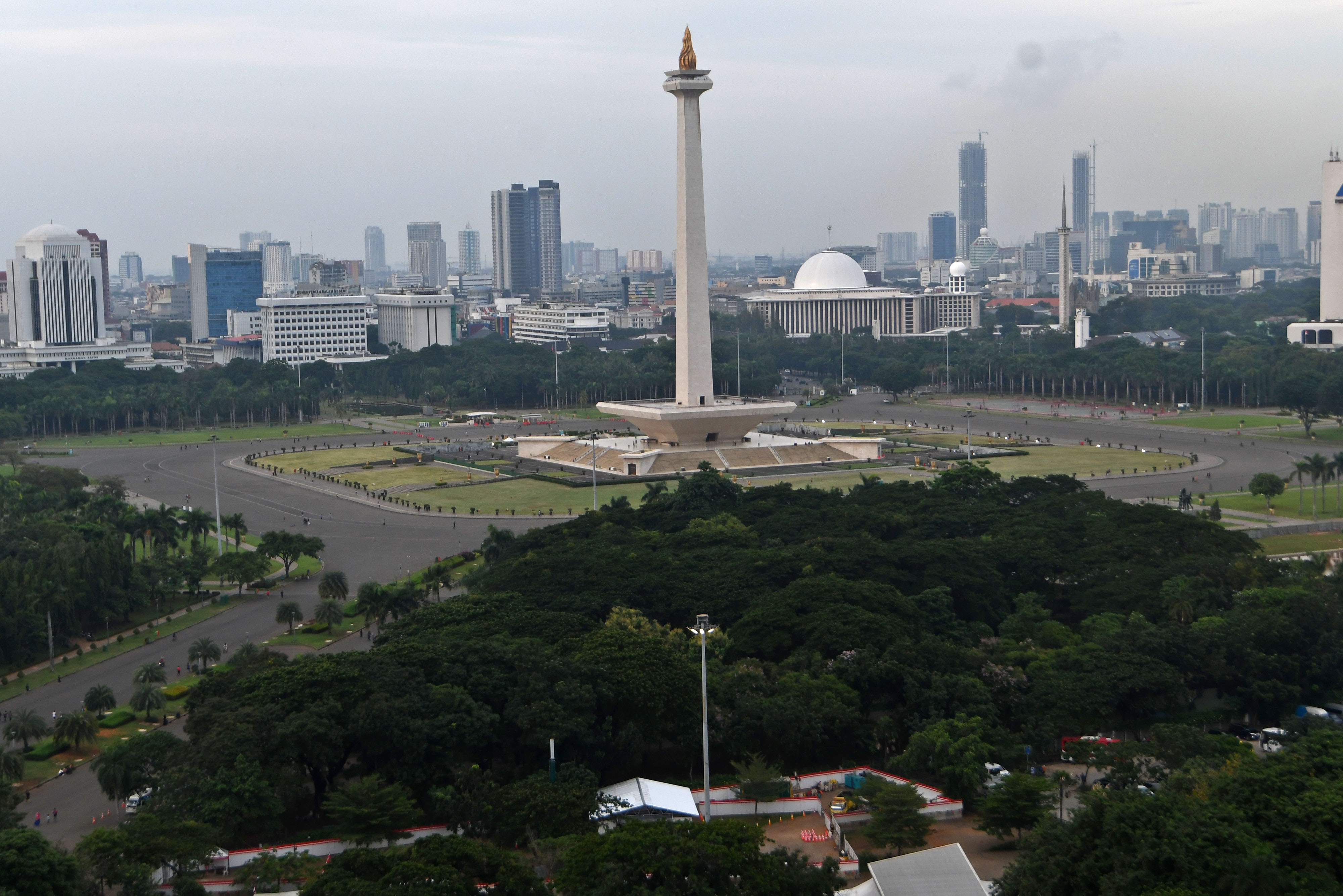 Suasana kawasan Monumen Nasional di Jakarta.