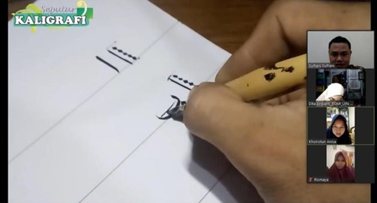 Mahasiswa belajar kaligrafi