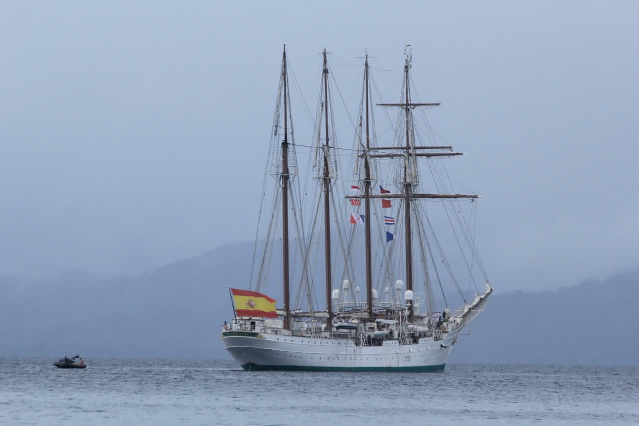 Kapal Latih Angkatan Laut Spanyol, Juan Sebastian Elcano, saat tiba di Perairan Kota Tidore Kepulauan.
