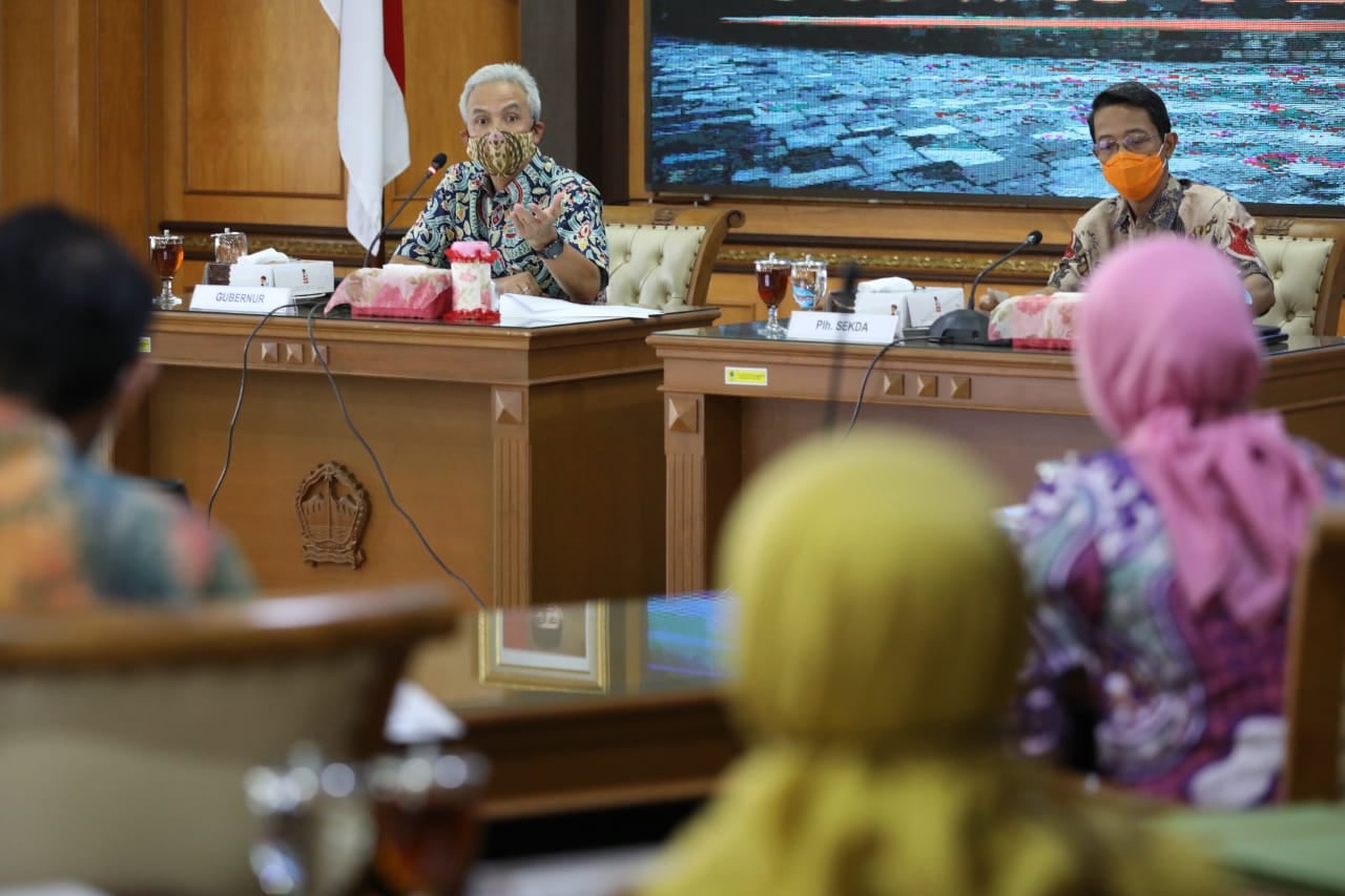  Gubernur Jawa Tengah, Ganjar Pranowo saat memimpin rapat evaluasi penanganan Covid-19, di kantornya, Selasa (2/3)
