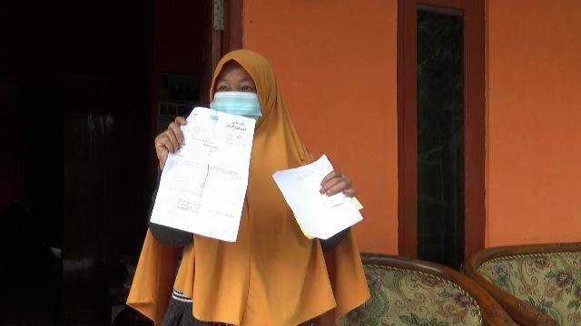 Aisah, penyintas varian B117 Covid menunjukkan tes PCR hasilnya negatif, tapi dia tetap menjalani isolasi mandiri di rumahnya, Brebes.