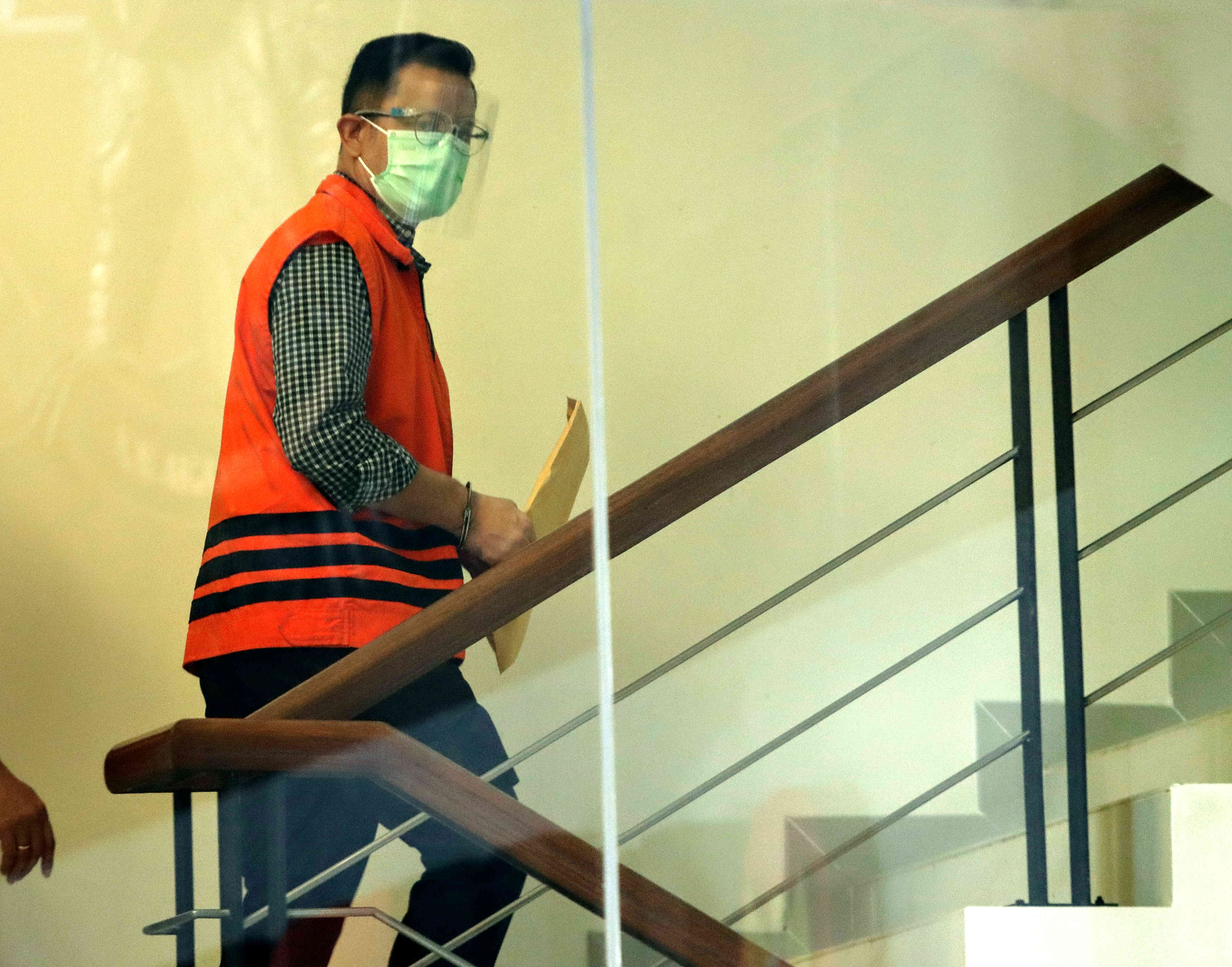 Tersangka bekas Menteri Sosial Juliari Batubara (rompi tahanan), menjalani pemeriksaan, di Gedung KPK Merah Putih, Jakarta, Jumat (5/3/2021)