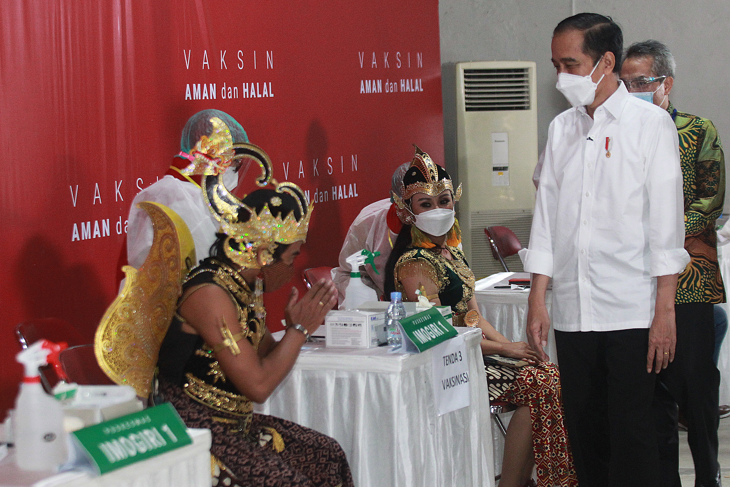 Presiden Joko Widodo saat menyaksikan vaksinasi covid-19 kepada seniman di Bantul, Daerah Istimewa Yogyakarta, Rabu (10/3/2021).
