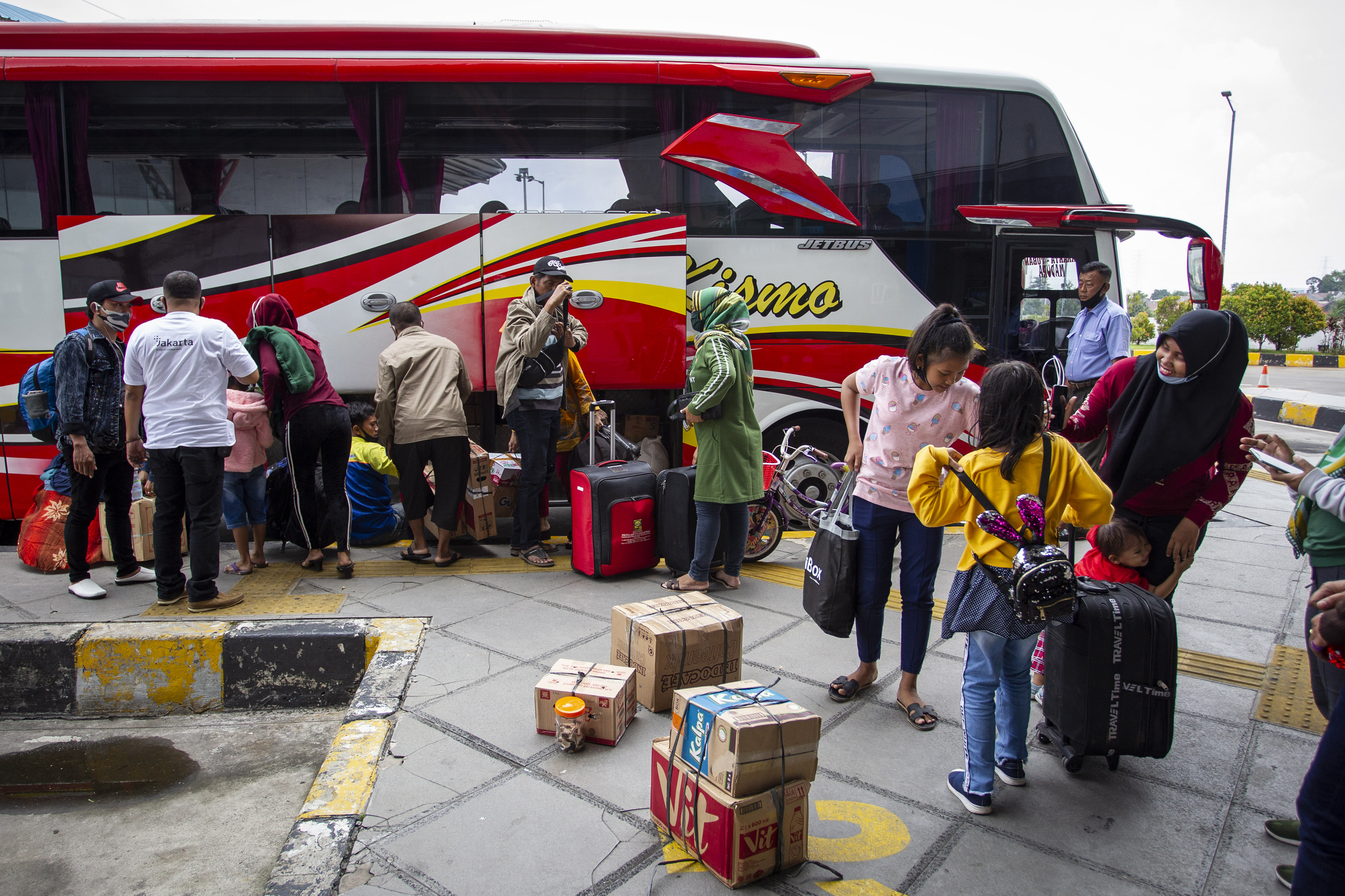 alon penumpang menunggu jadwal keberangkatan bus di Terminal Terpadu Pulo Gebang, Jakarta.