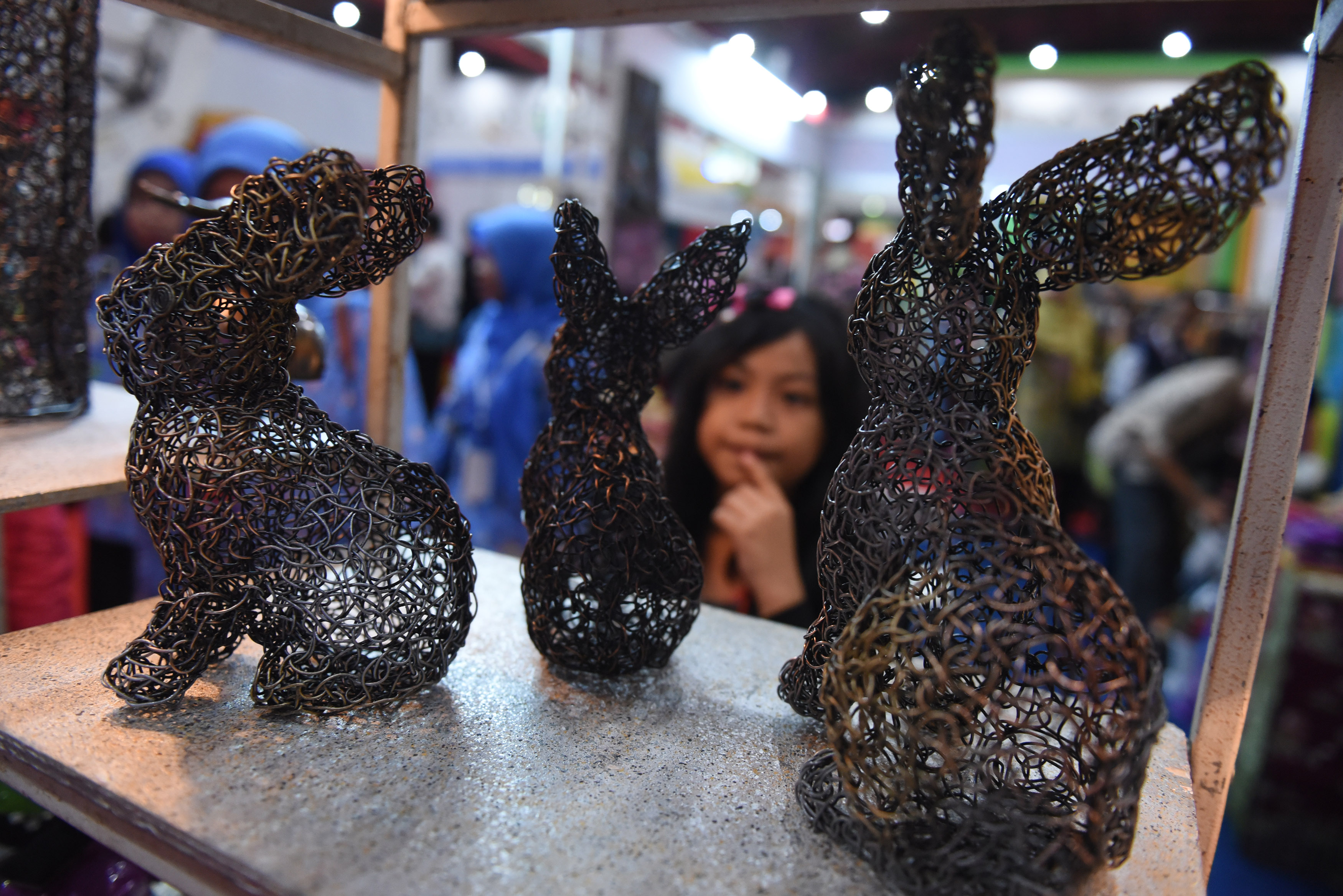 Pengunjung melihat hasil kerajinan daerah