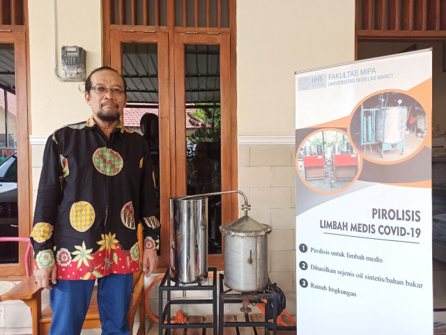 Guru Besar Bidang Kimia Lingkungan Air UNS Surakarta Prof Pranoto menunjukkan hasil inovasi pembuatan alat pirolisis limbah. 