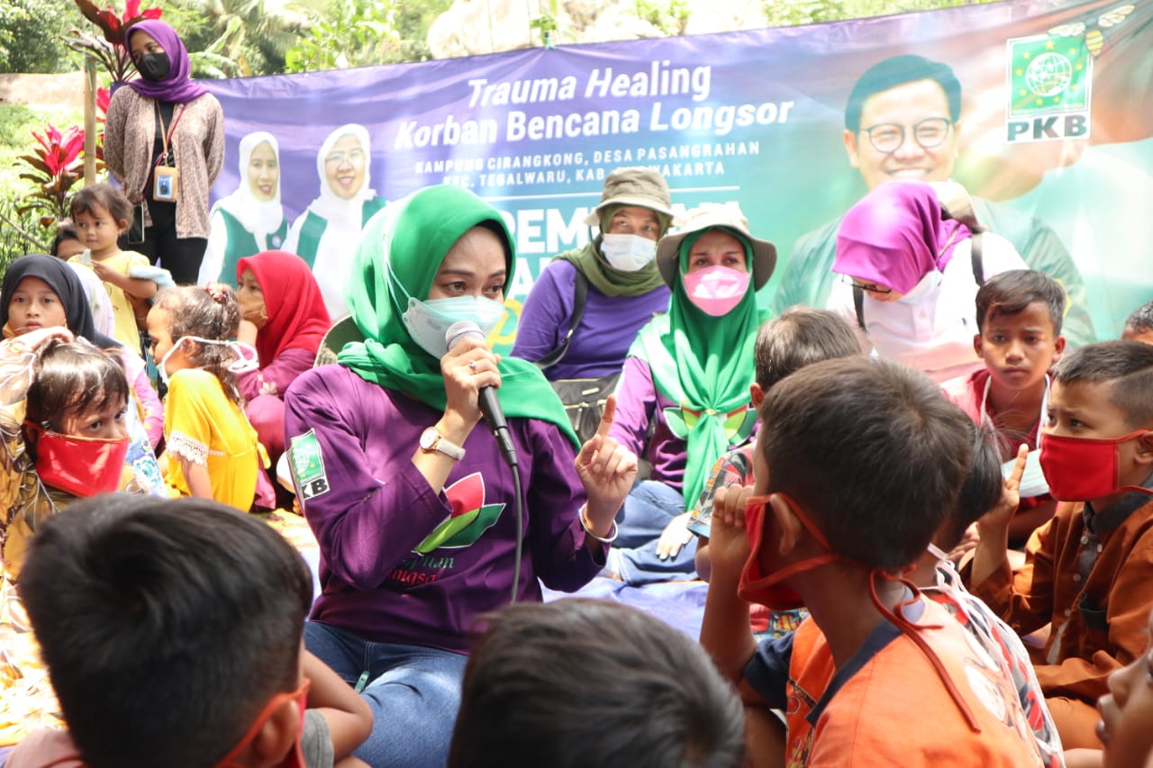 Perempuan Bangsa menggelar trauma healing bagi anak-anak korban tanah bergeser di Purwakarta.